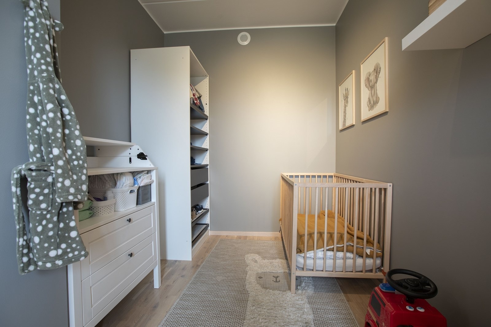 Rommet har god plass til både seng og kontorpult, og det medfølger garderobeskap for praktisk oppbevaring. Galleribilde