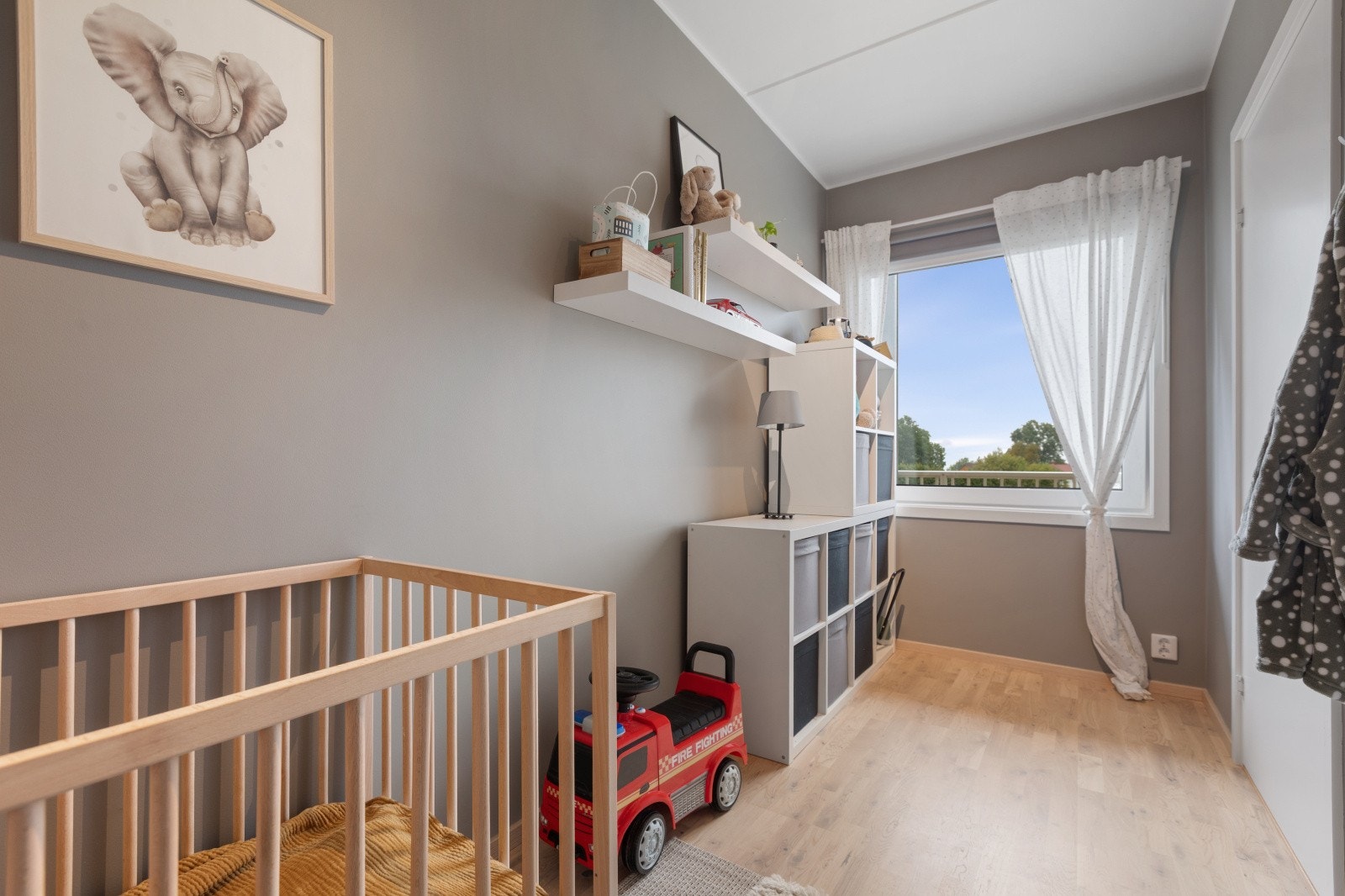 Det andre soverommet ligger på motsatt side av gangen og brukes i dag som et koselig barnerom. Galleribilde