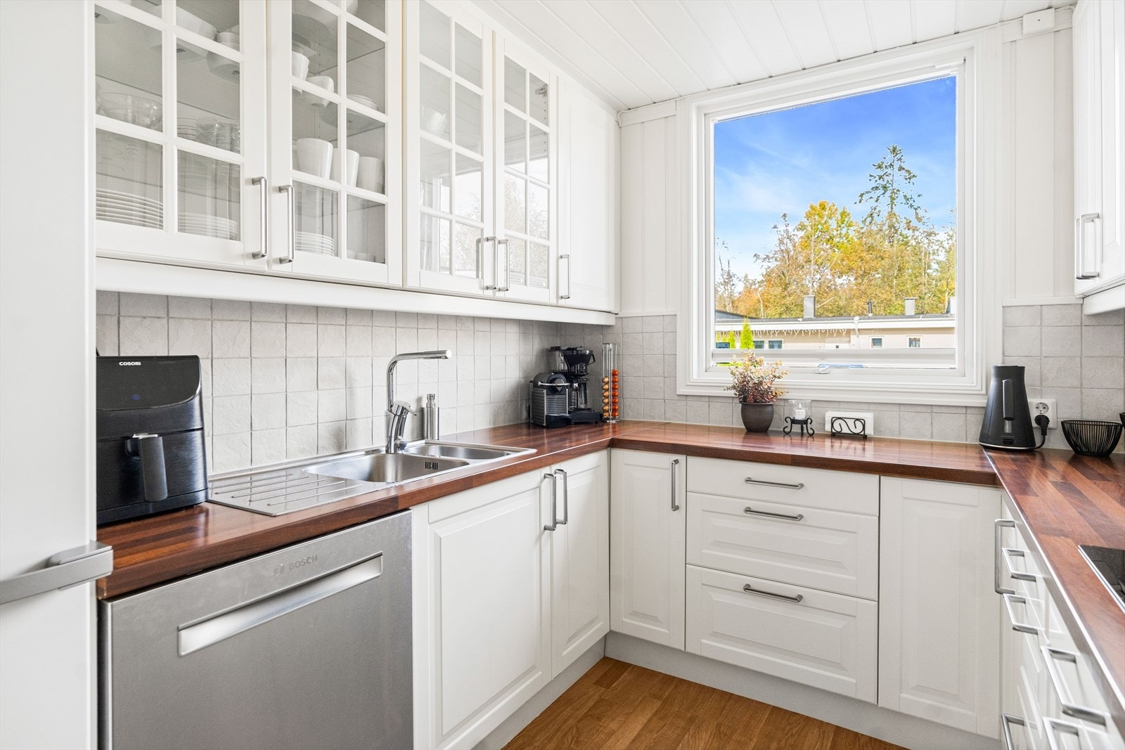 Innredningen har skap med profilerte fronter, samt laminat benkeplate med nedfelt kum i rustfritt stål. Galleribilde