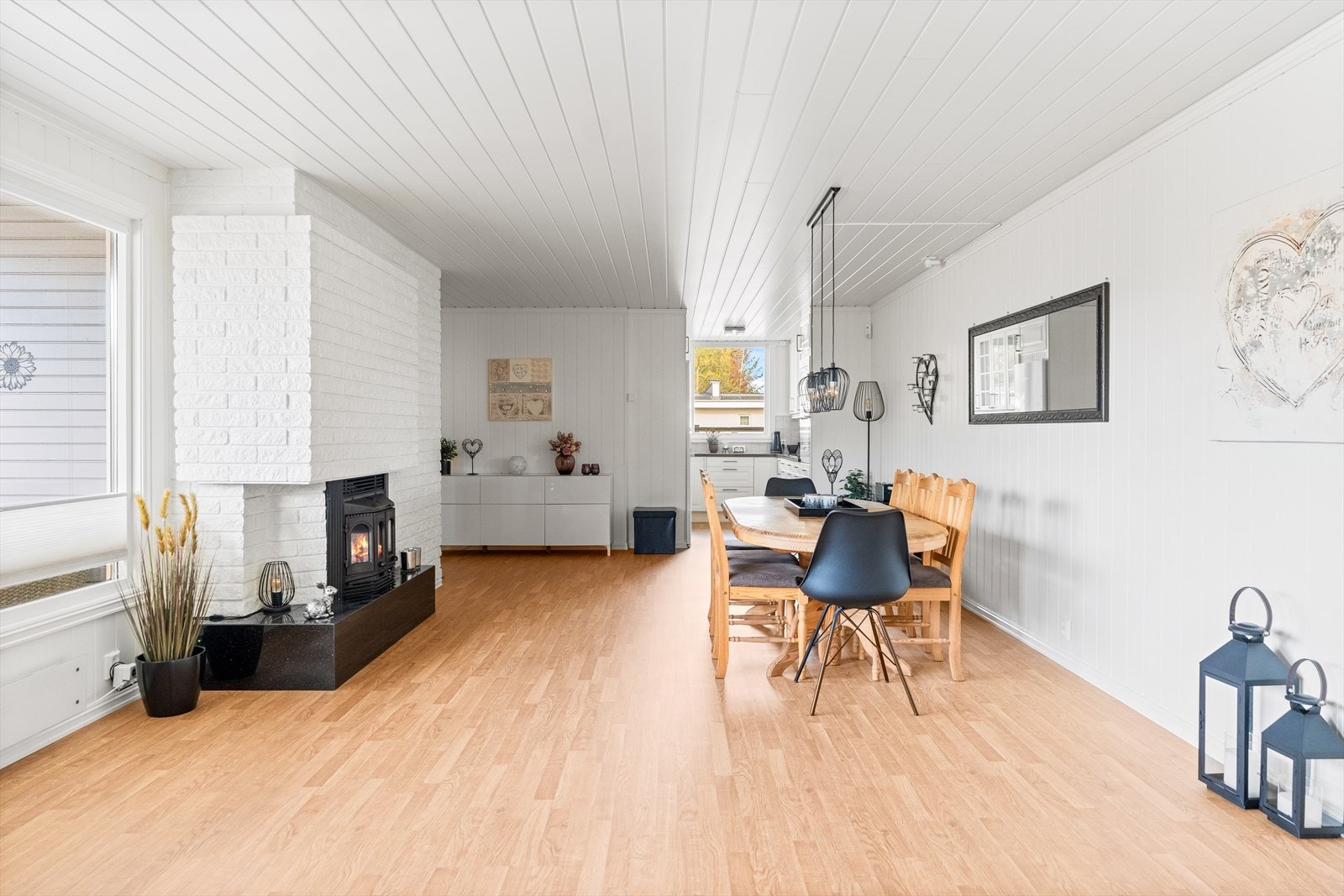 Spisebordet får en naturlig plass mot kjøkkenet, som ligger i delvis åpen løsning. Galleribilde