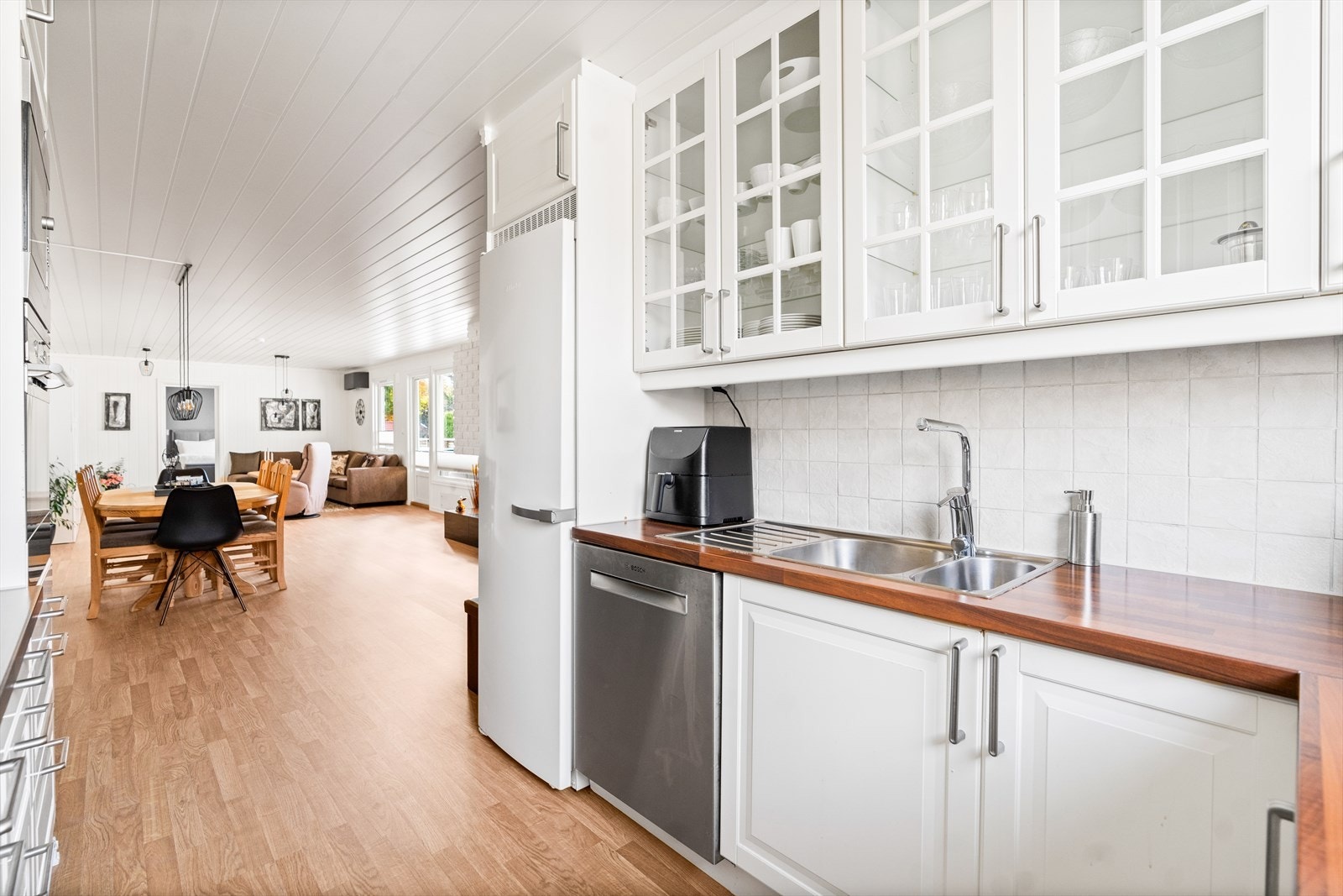 Kjøkkeninnredningen er ifølge tidligere salgsannonse fra 2008, av merket IKEA. Galleribilde