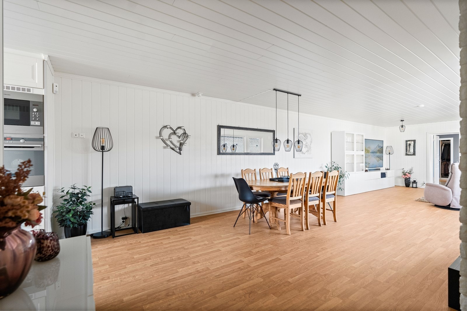 Videre er det åpent inn til stuen. Galleribilde