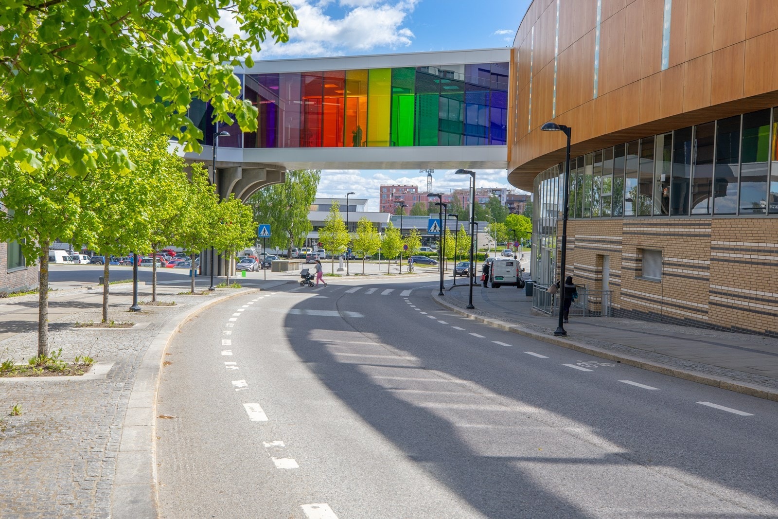 Her er det mange spennende spisesteder, utesteder, kaféer, kulturhus med blant annet forestillinger og tre kinosaler og et godt utvalg av shopping- og handlemuligheter. Galleribilde