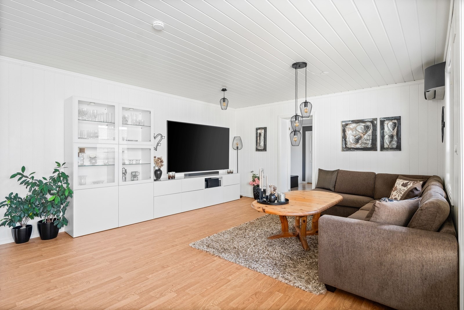 I tillegg er det montert varmepumpe, dette sikrer en behagelig innetemperatur hele året! Galleribilde