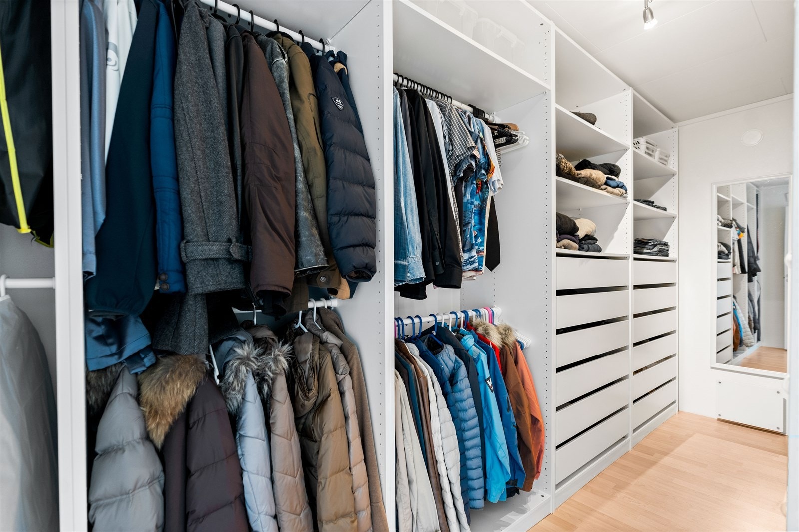 Stor walk in garderobeløsning i tilknytning til hoved-soverommet. Galleribilde