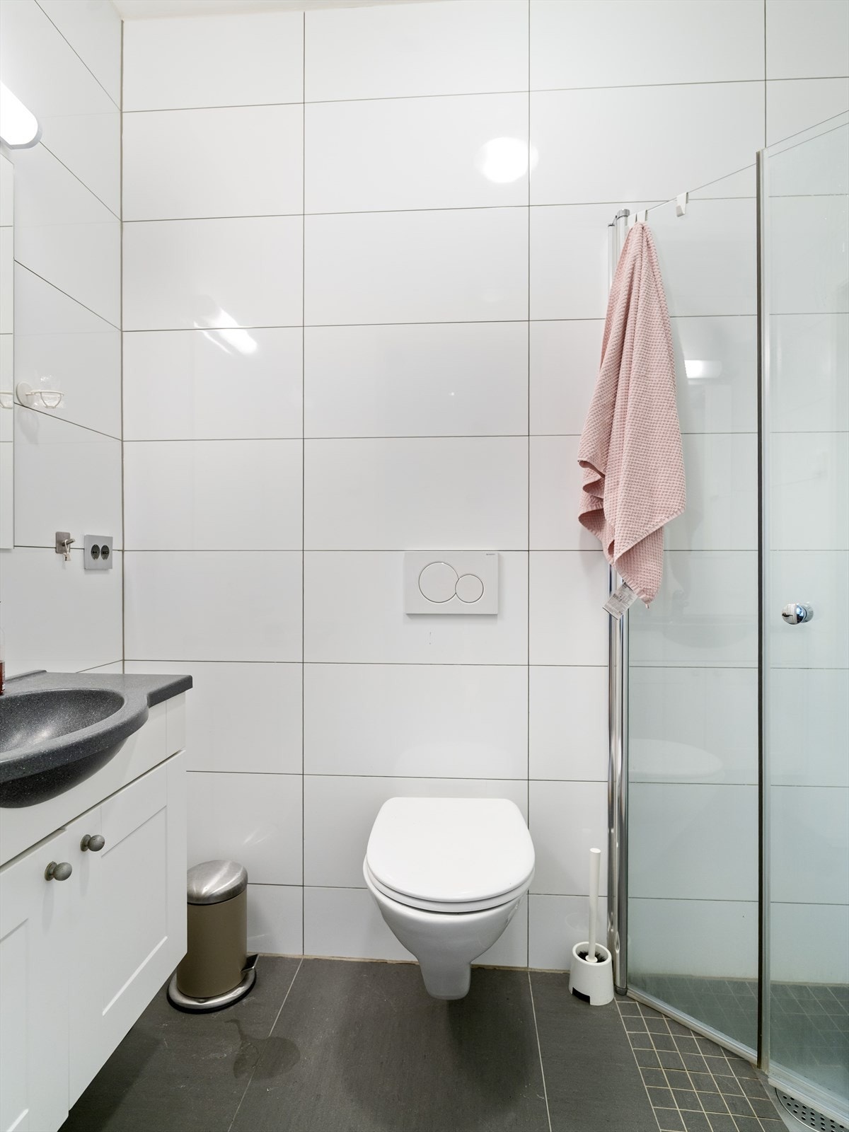 Bad i hybel. Galleribilde