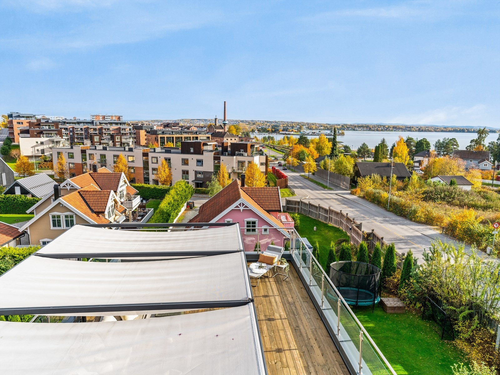162 m² takterrasse med 360 utsikt - et spektakulært uterom med sol hele dagen. Galleribilde