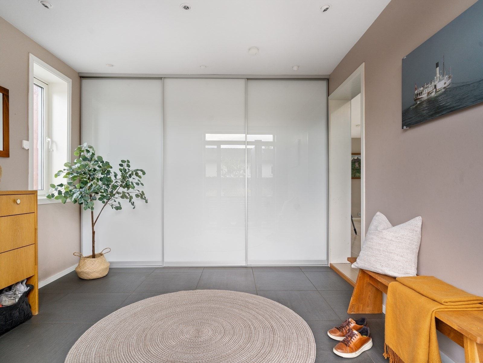 Entré med stilrene og praktiske overflater, samt god plass til oppbevaring. Galleribilde