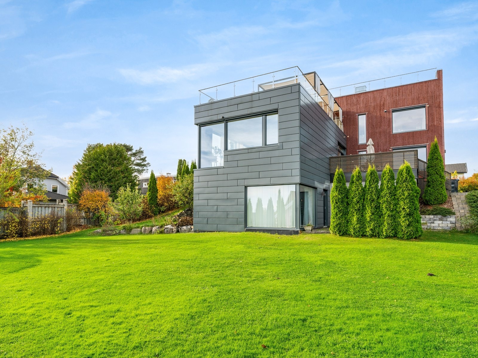 Moderne uttrykk på fasade i beiset treverk, pusset mur og pulverlakkert stål. Galleribilde