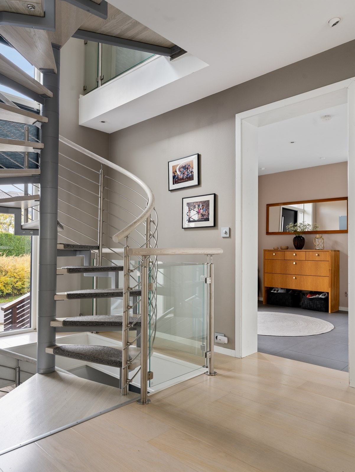 Skulpturell spindeltrapp i stål og tre - et arkitektonisk smykke som binder etasjene sammen. Galleribilde