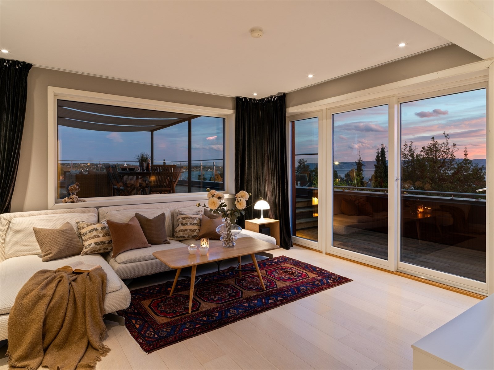 Felles for stuene i hoveddelen er panoramavinduer med spektakulær utsikt. Galleribilde