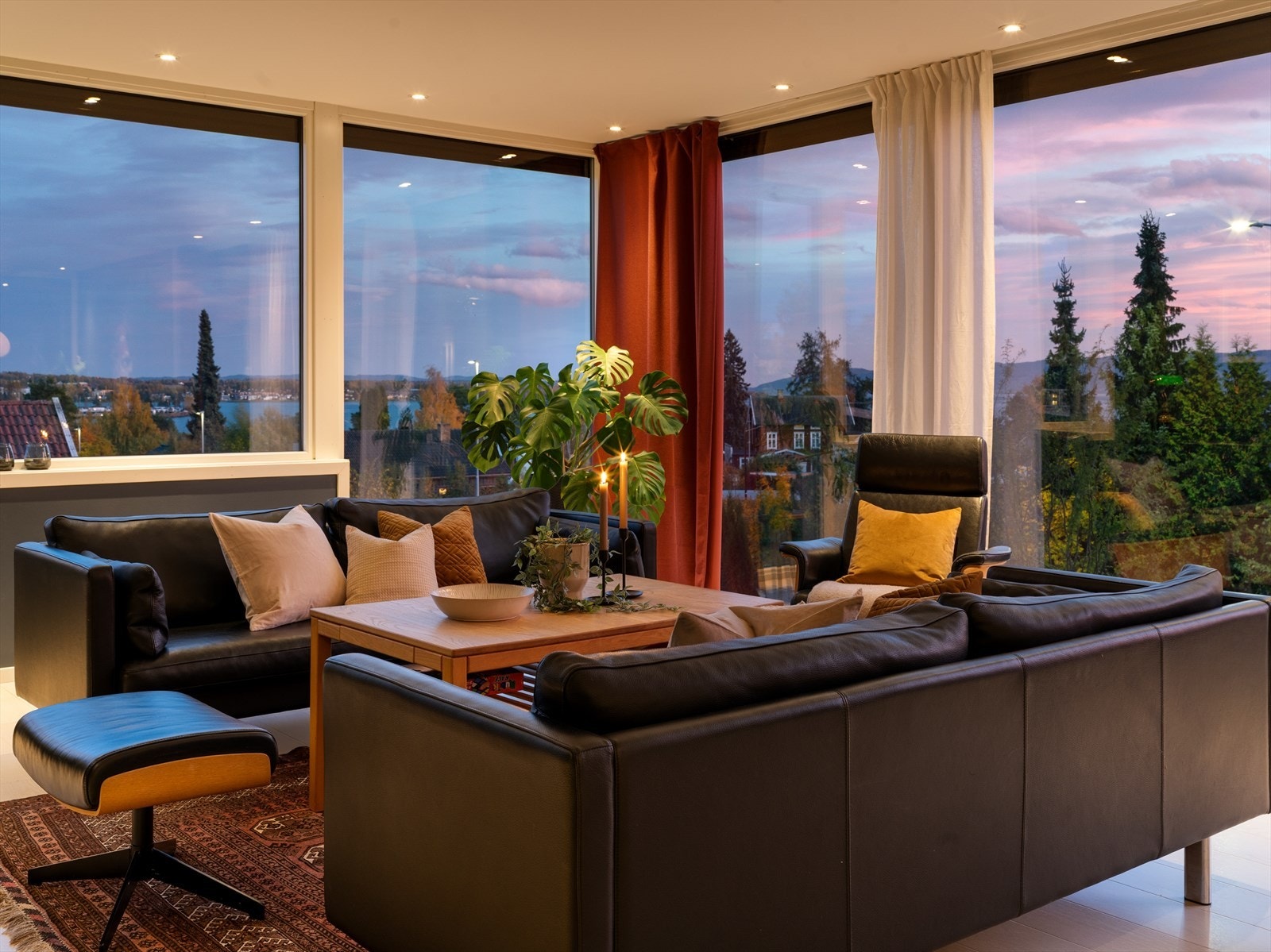 Fra stuen kan du nyte uhindret utsikt takket være de store vindusflatene. Galleribilde