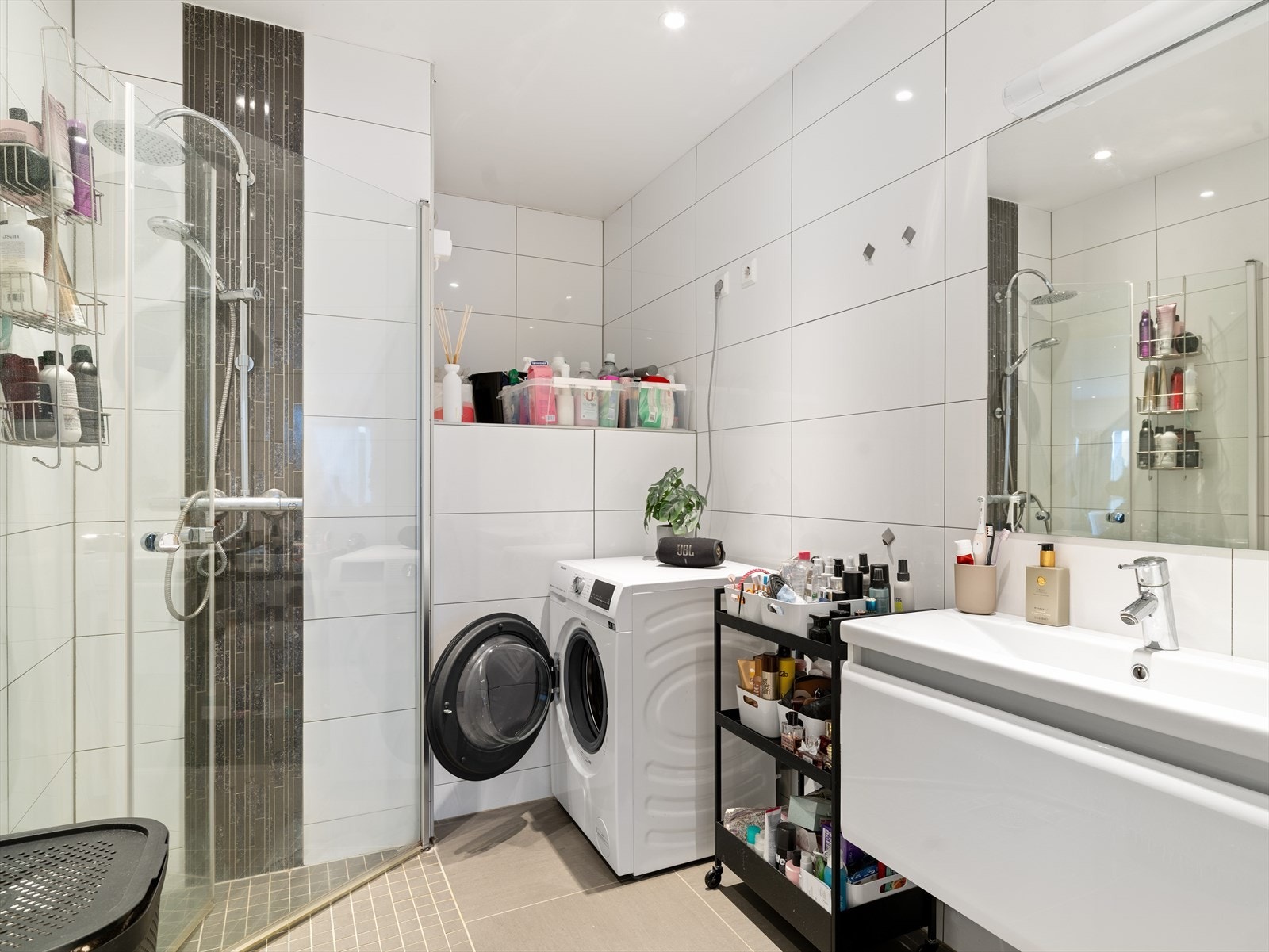 Flislagt bad med dusj og vaskesone - gjennomført og funksjonelt. Galleribilde