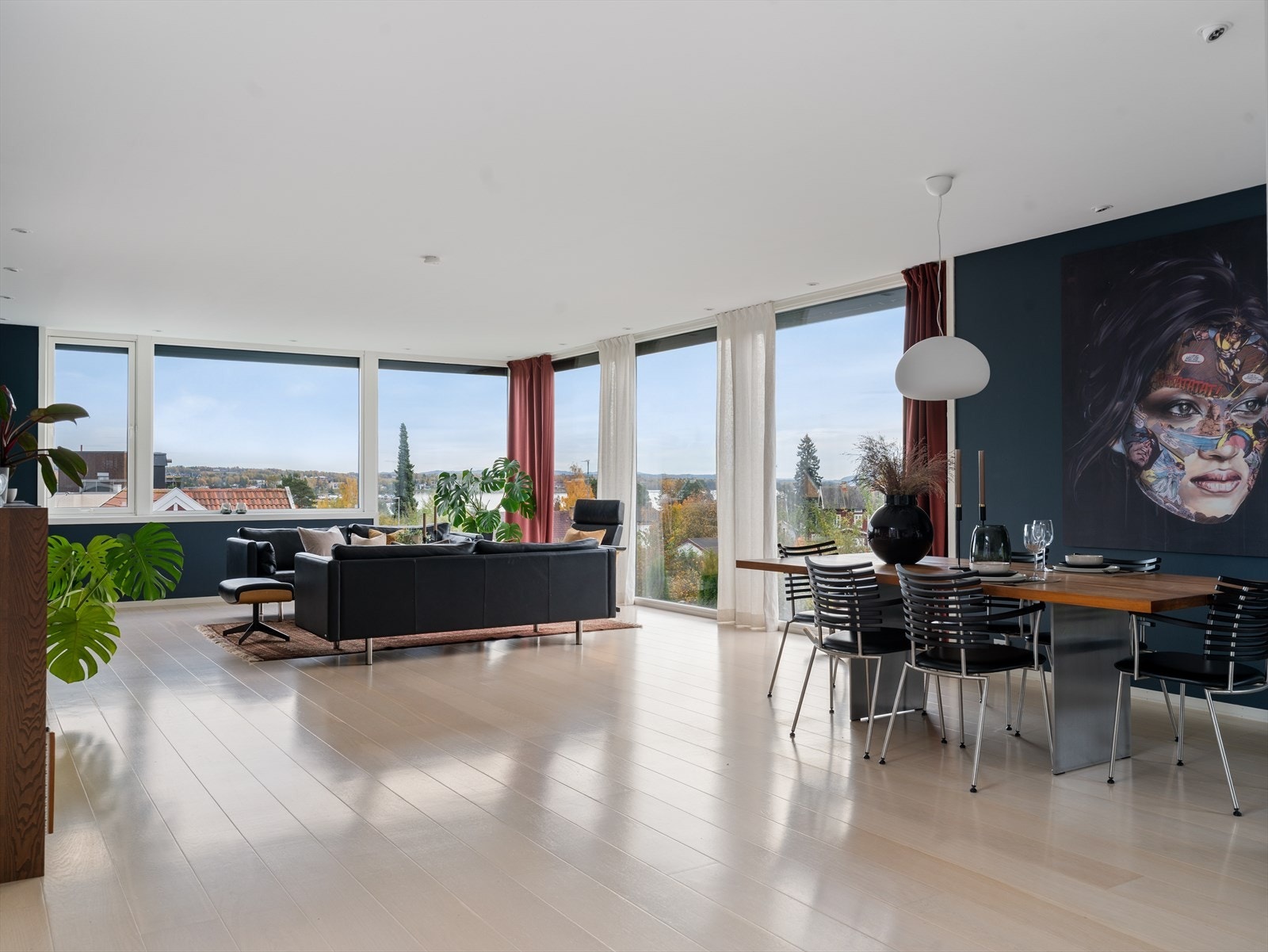 Hovedstuen der naturen utenfor blir en del av interiøret. Galleribilde