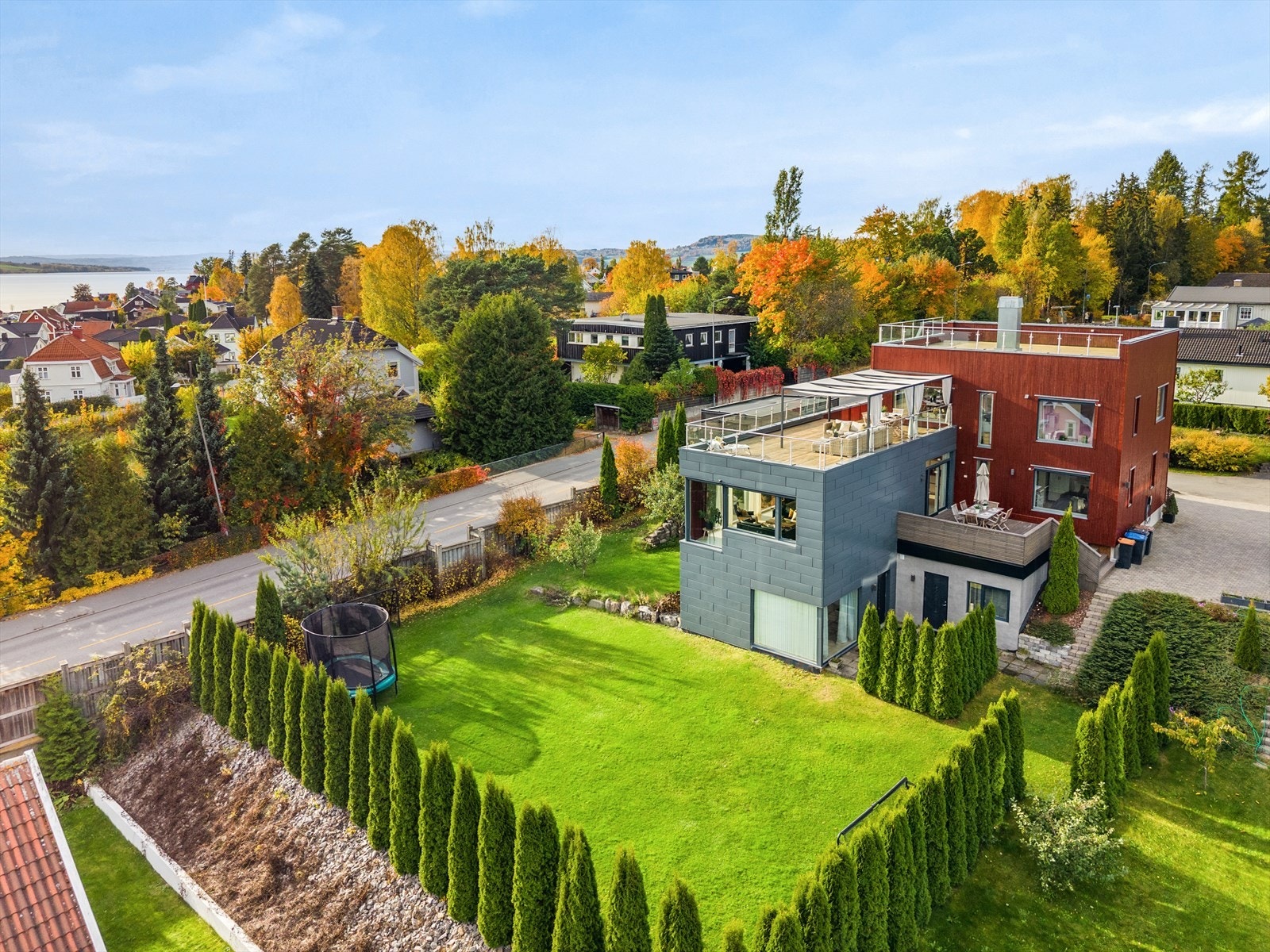 Romslig hage mot sør og øst med svært gode solforhold. Galleribilde