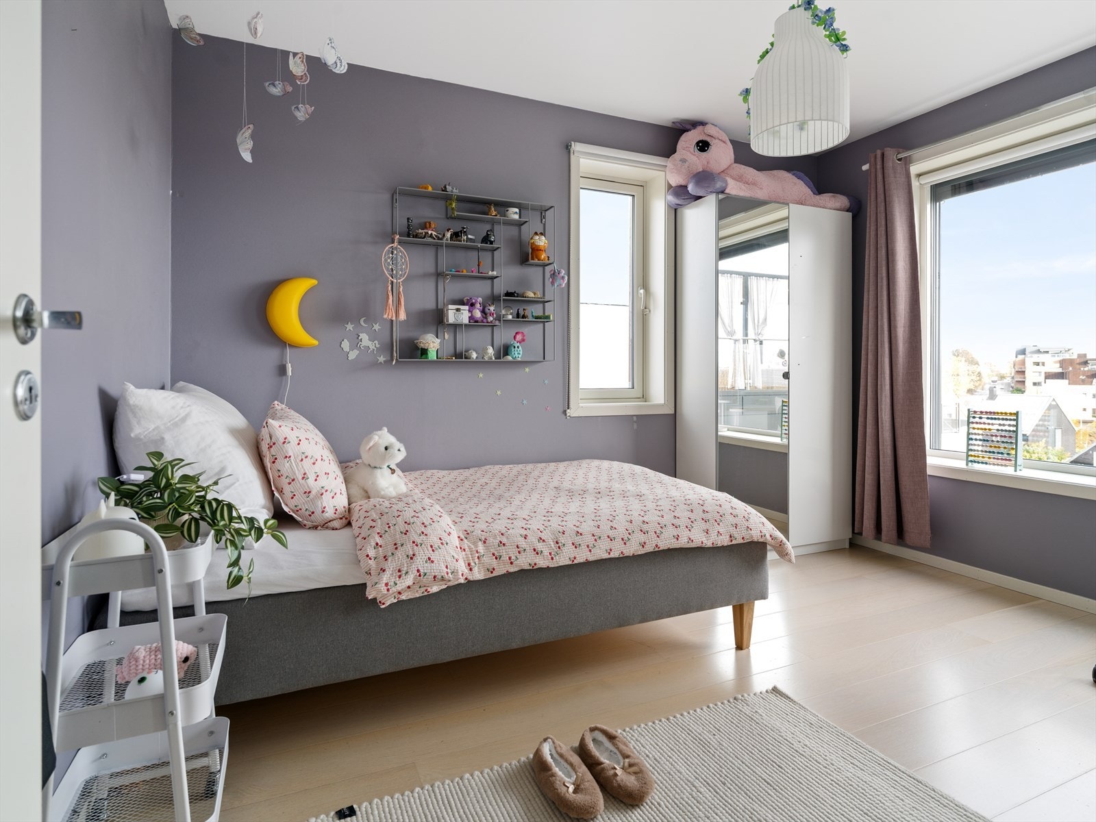 Soverom 4 ligger i 2. etasje, perfekt som barnerom, gjesterom eller kontor. Flott utsikt mot Hamar og Mjøsa. Galleribilde