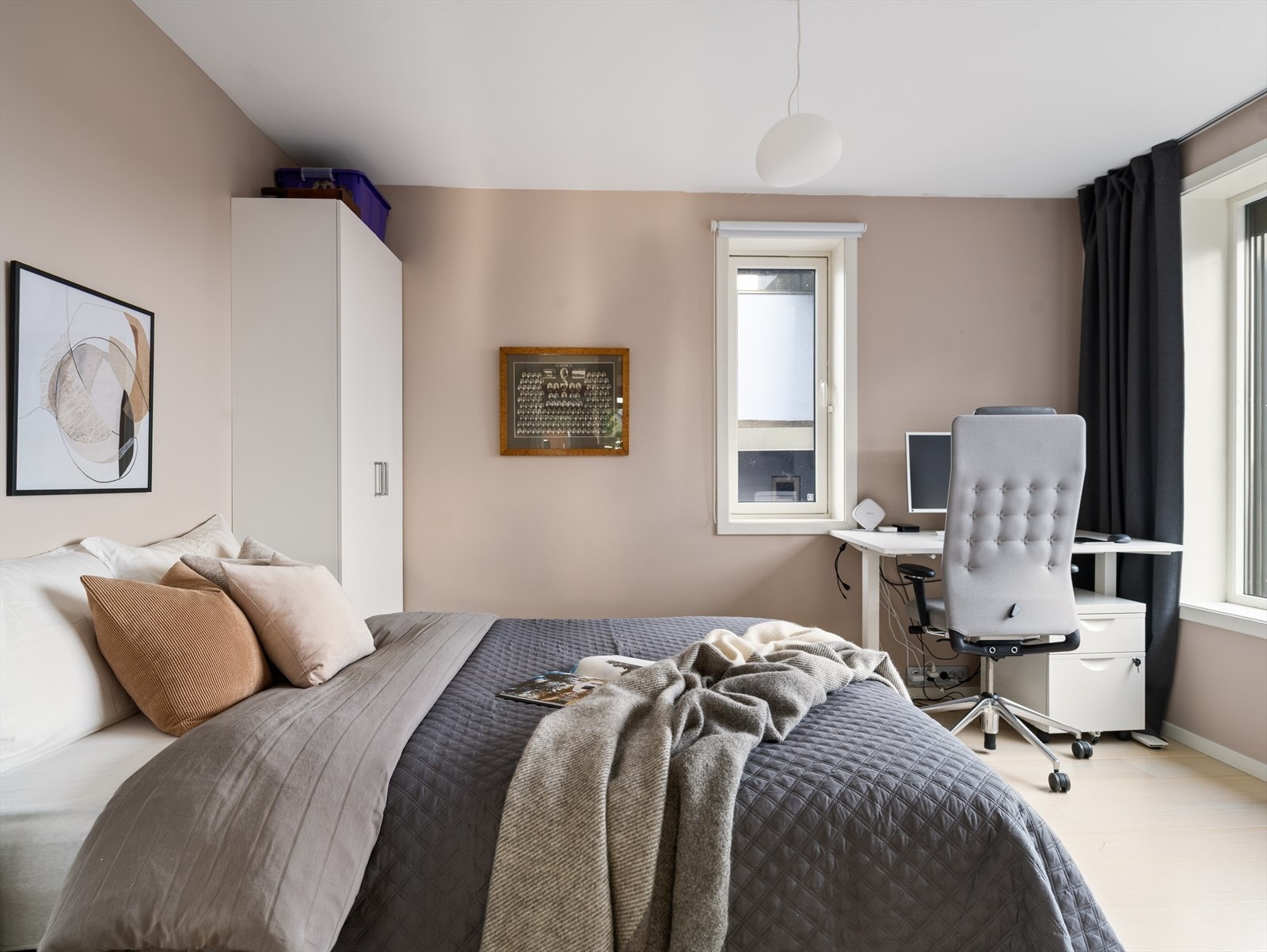 Soverom 1 ligger i 1. etasje med god plass til dobbeltseng og garderobeskap. Galleribilde