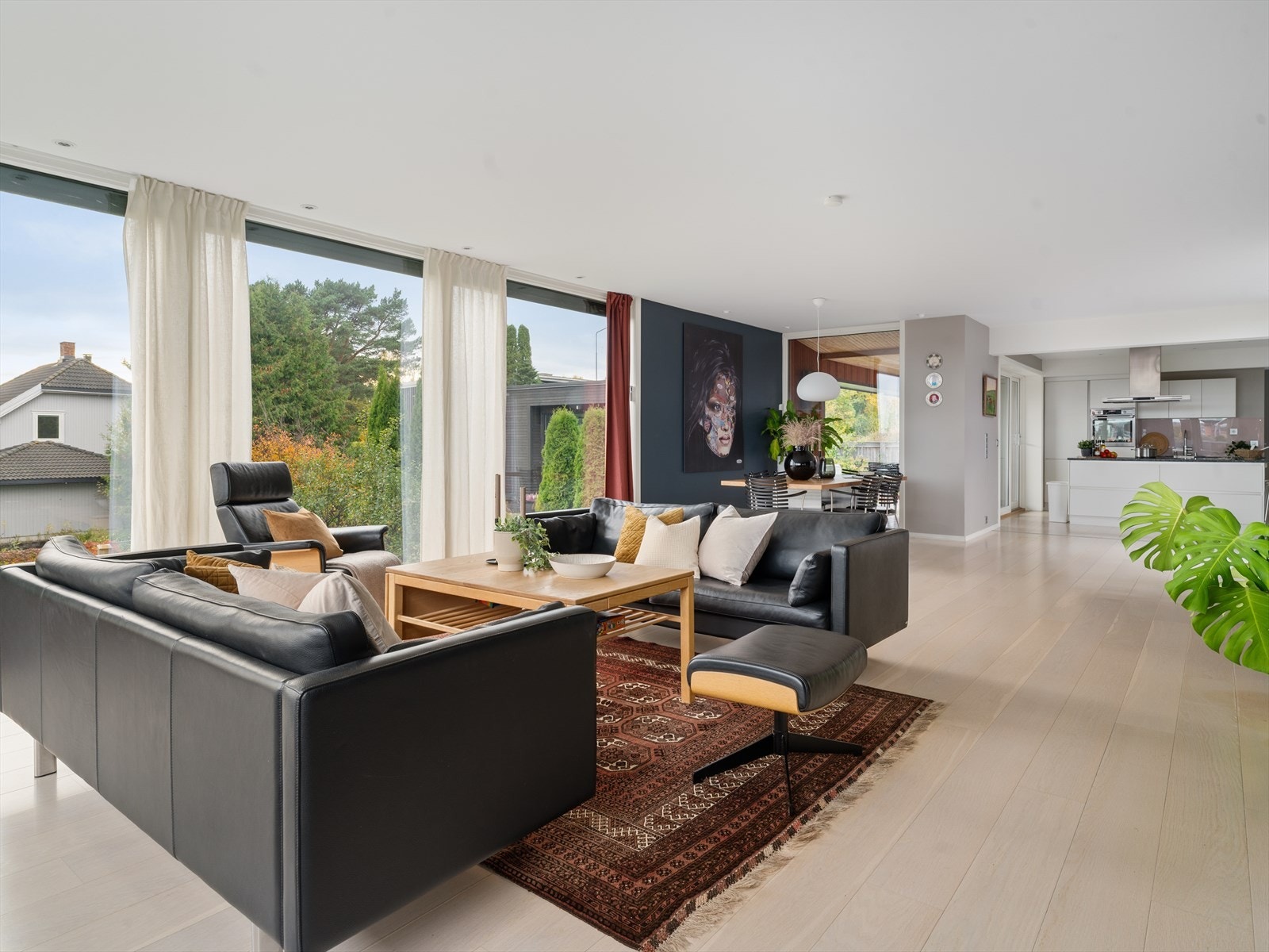 Åpen planløsning med flyt mellom kjøkken, spisestue og stue. Galleribilde