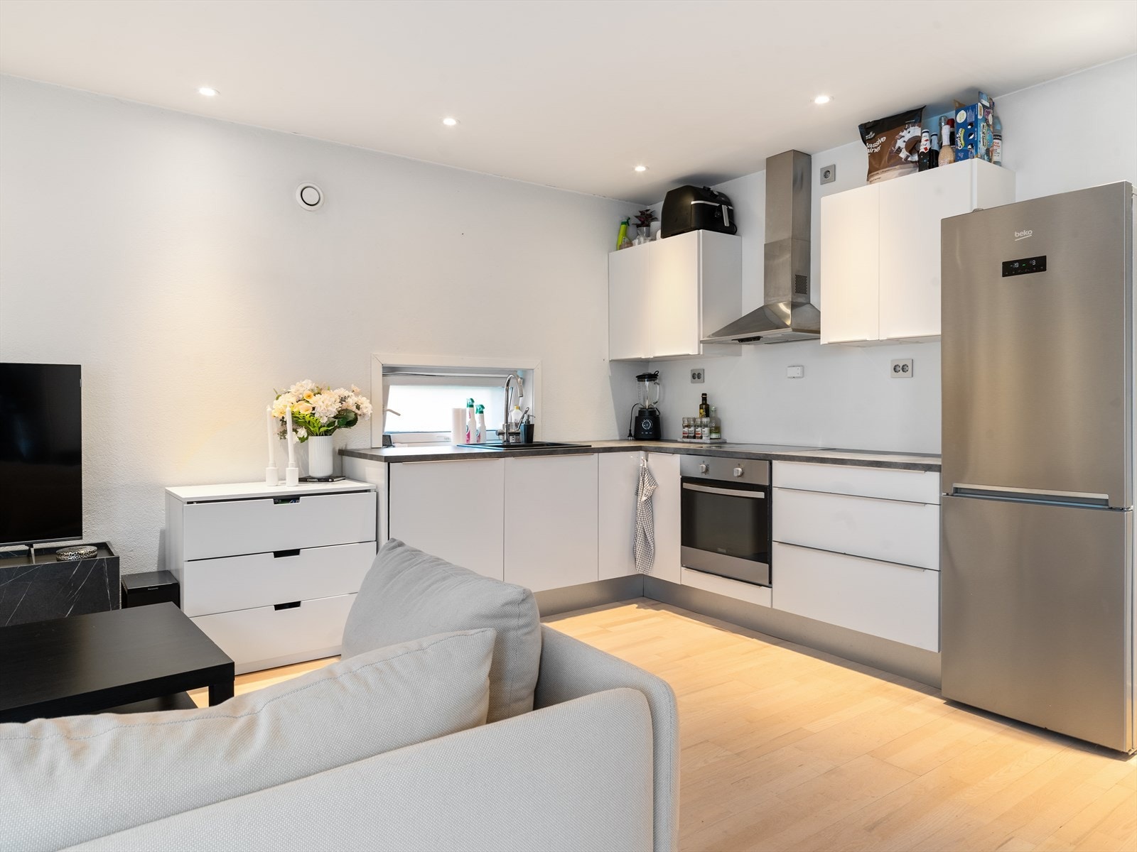 Kjøkken med integrerte hvitevarer og praktisk utforming - kvalitet i kompakt format. Galleribilde