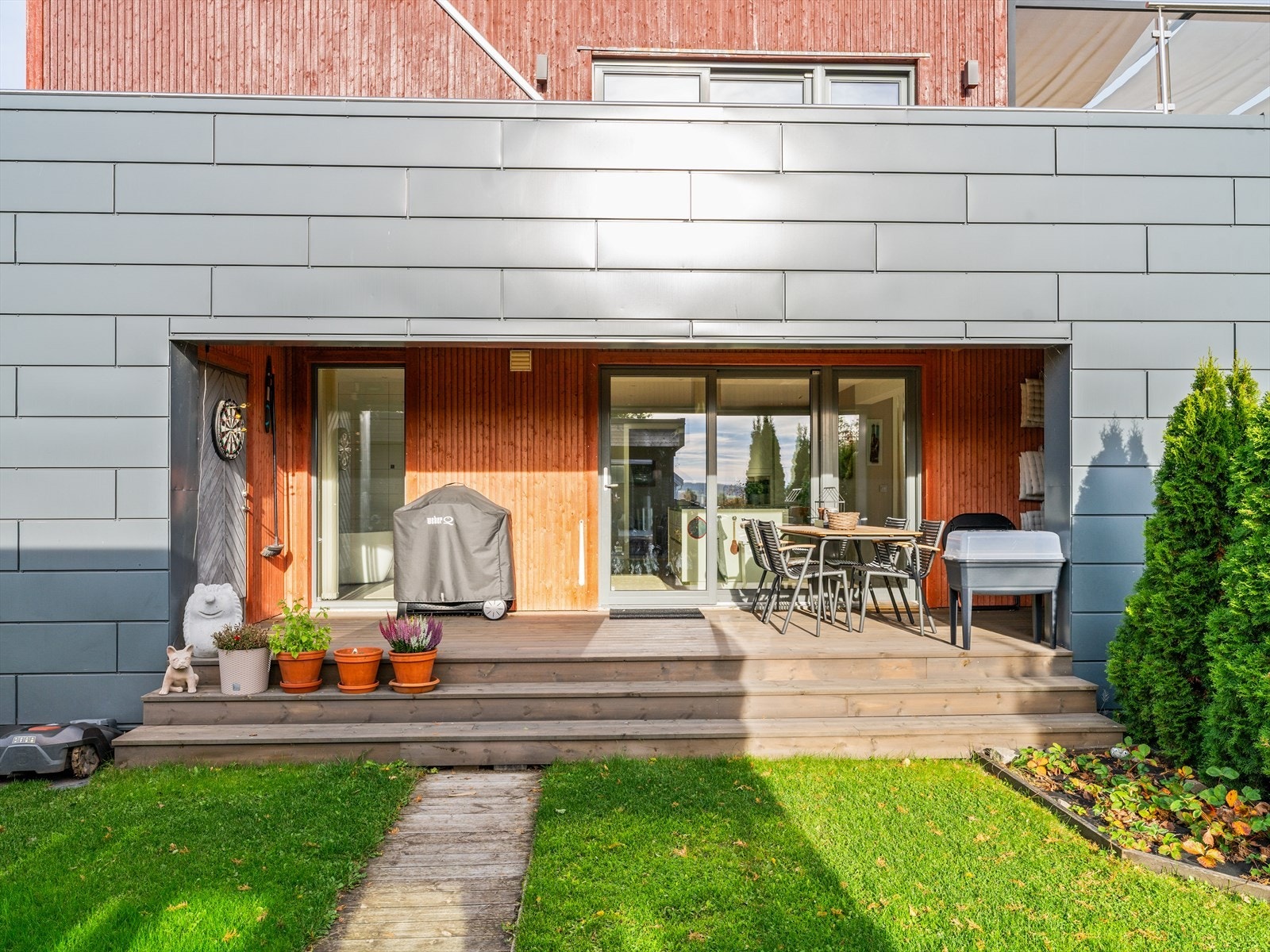 Interne gangveger i samme materiale som terrassene knytter dem naturlig sammen. Galleribilde