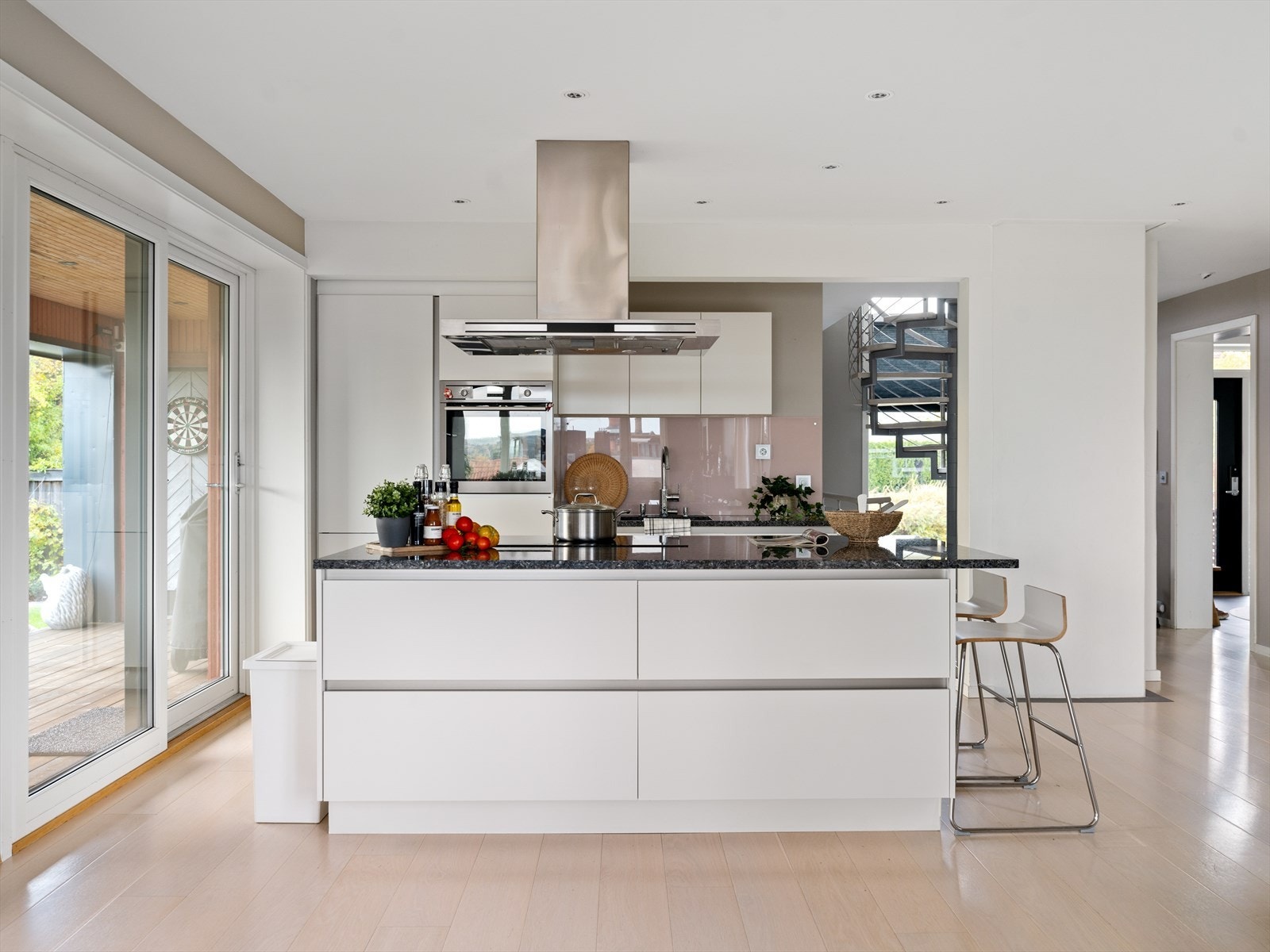 Kjøkkenøy med steinplate og integrerte hvitevarer - et naturlig samlingspunkt med stil. Galleribilde