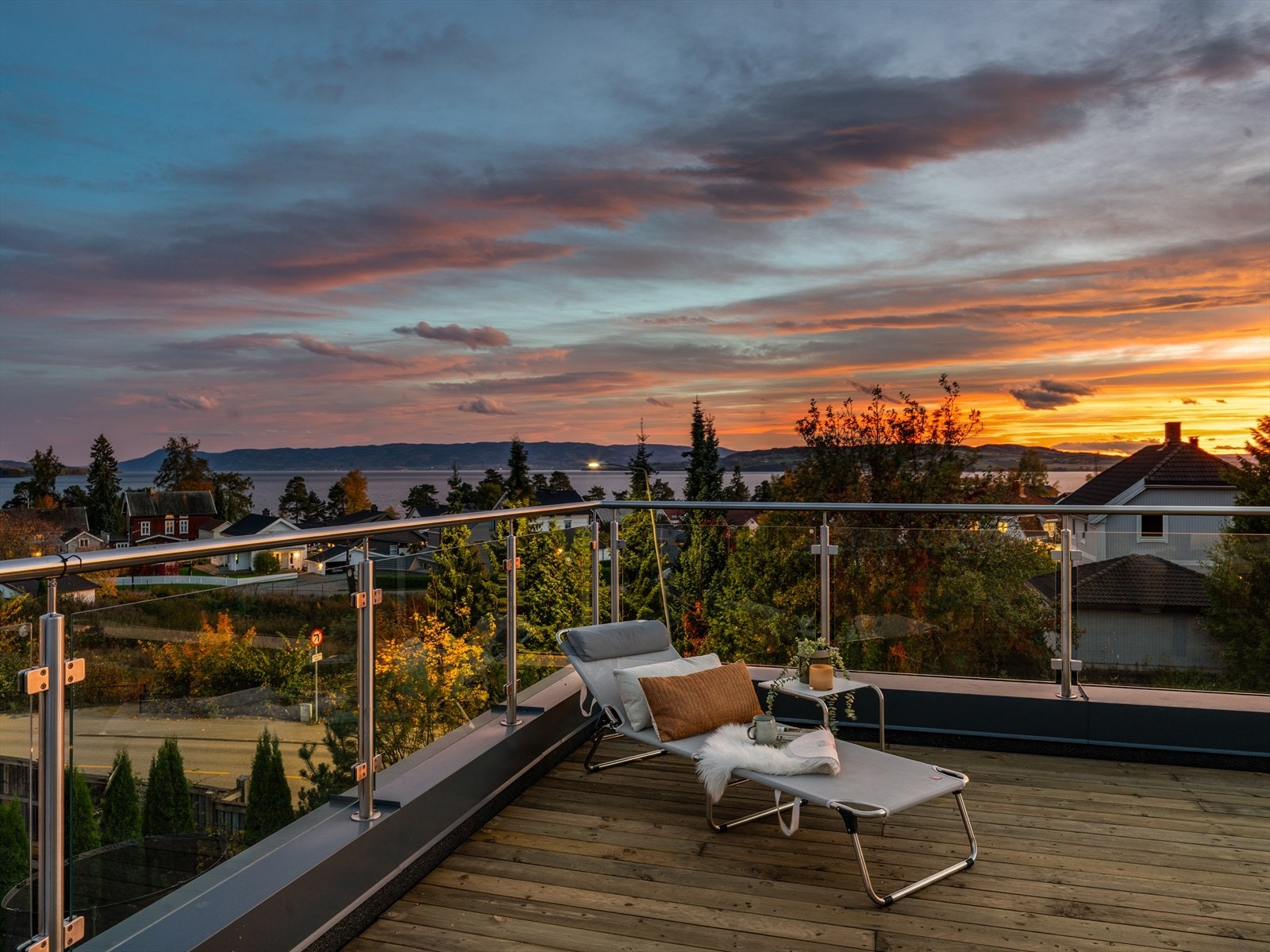 Boligen er omkranset av solrike uteplasser på flere sider av boligen med flott utsikt mot Mjøsa. Galleribilde