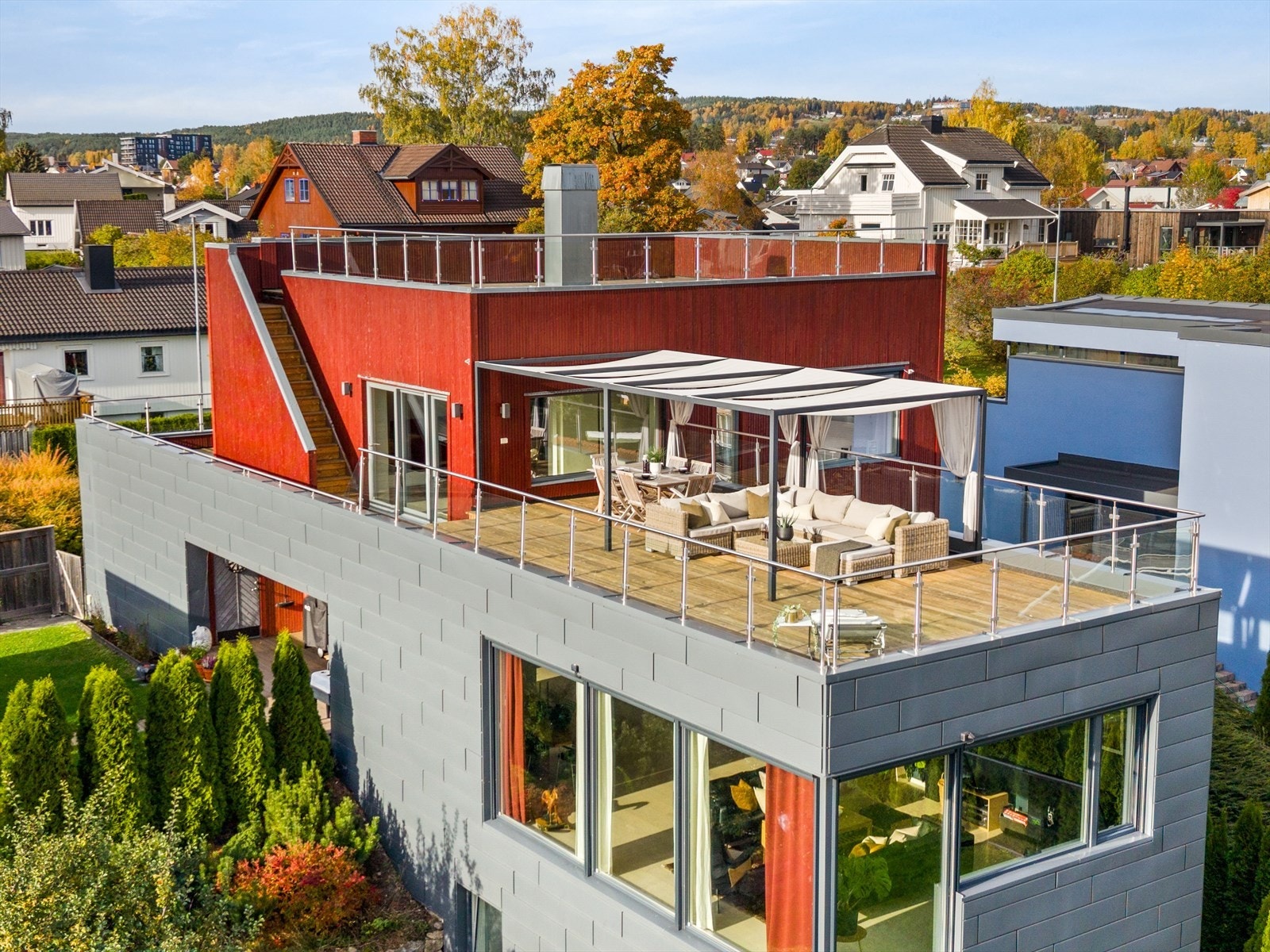 Vestvendt markterrasse med glassrekkverk - sol og utsikt i skjønn forening. Galleribilde