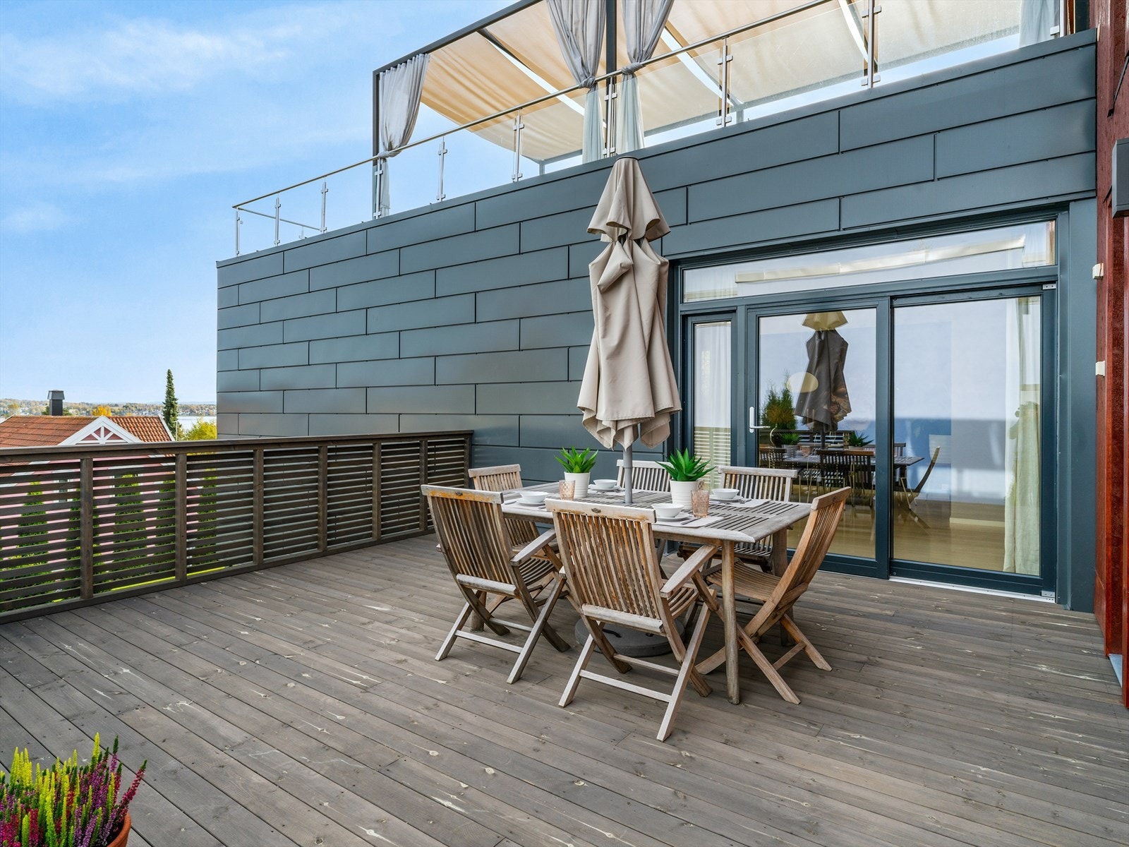 Terrasse i forlengelse av stuen i 1. etasje. Galleribilde