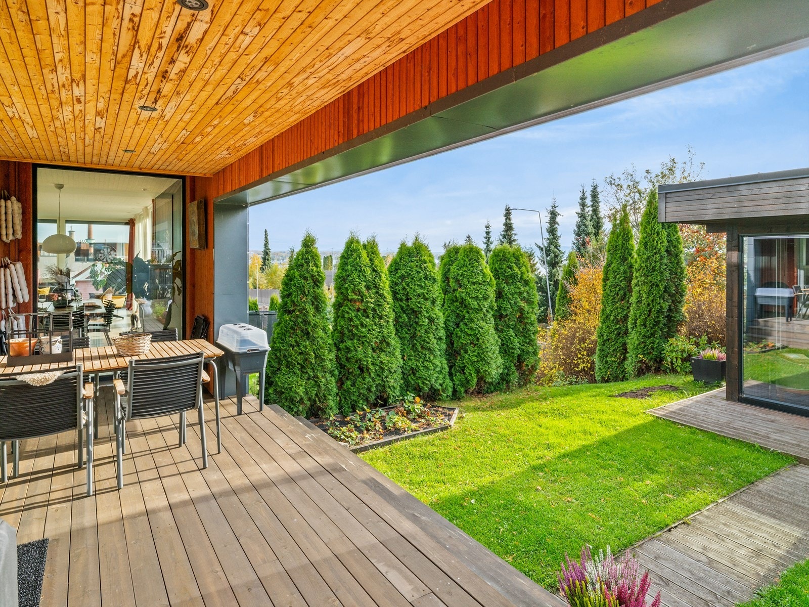 Terrasse liggende i 1. etasje i forlengelse av kjøkkenet. Her med nedgang til hage. Galleribilde