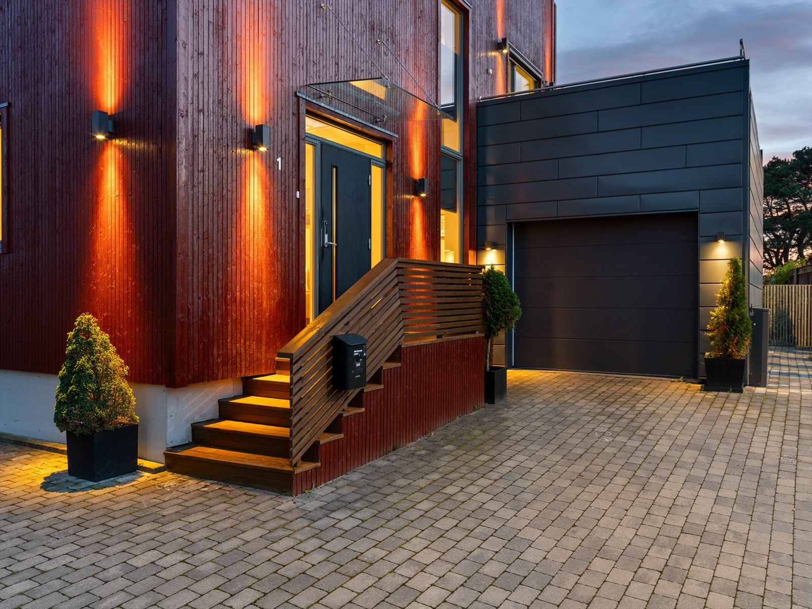 Garasje med elbillader og steinbelagt gårdsplass med god parkeringsmulighet. Ellbillader i garasjen og på husveggen har 11KW ladehastighet. Galleribilde