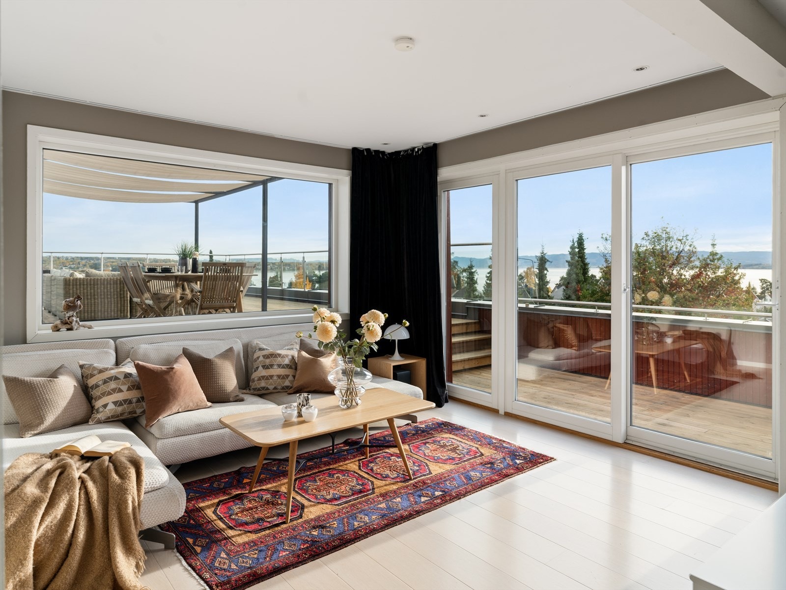 Stue i 2. etasje med store vindusflater og utgang til takterrasser. Galleribilde