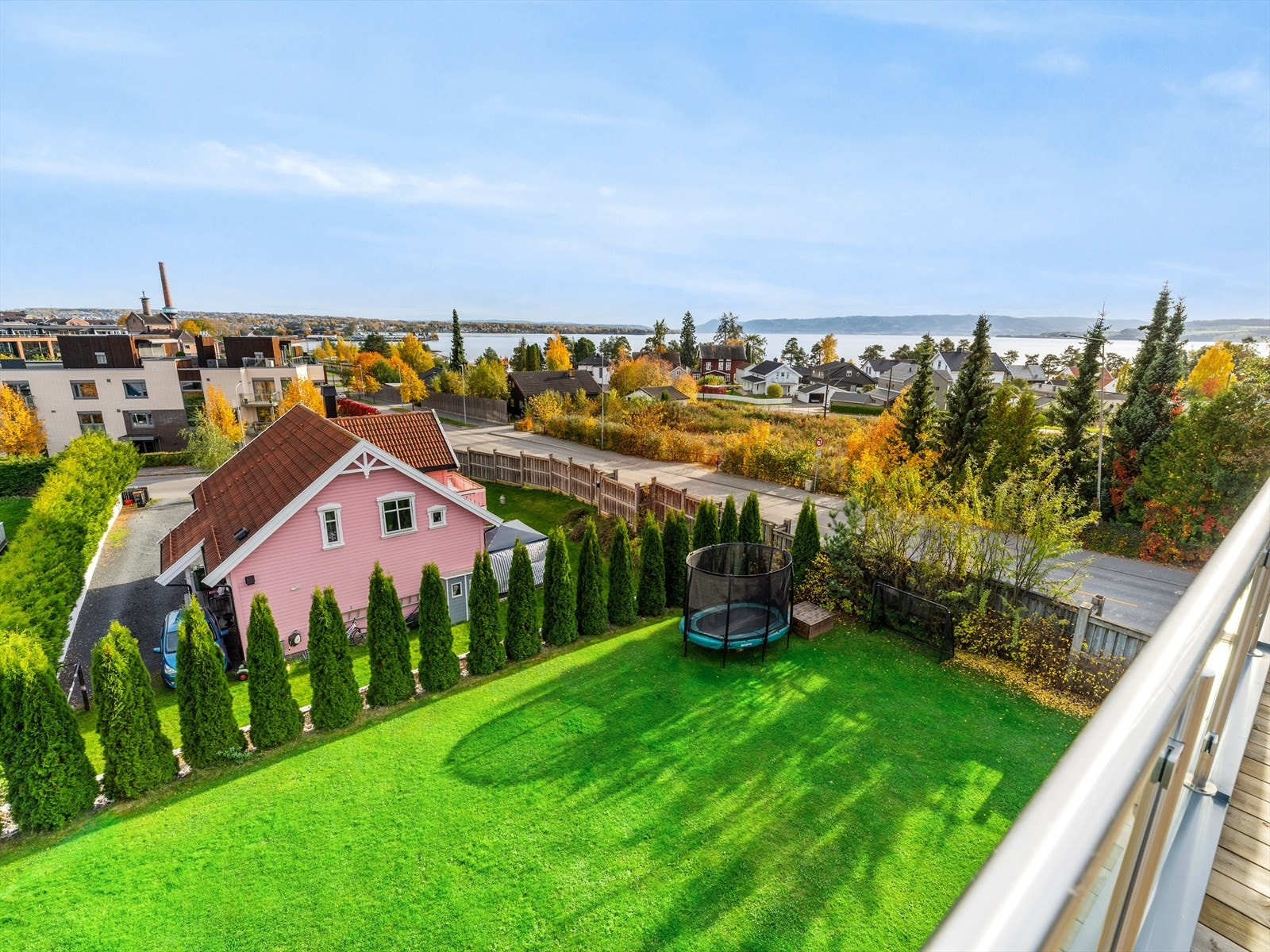 Utsikt mot Koigen og Mjøsa fra eiendommen. Galleribilde