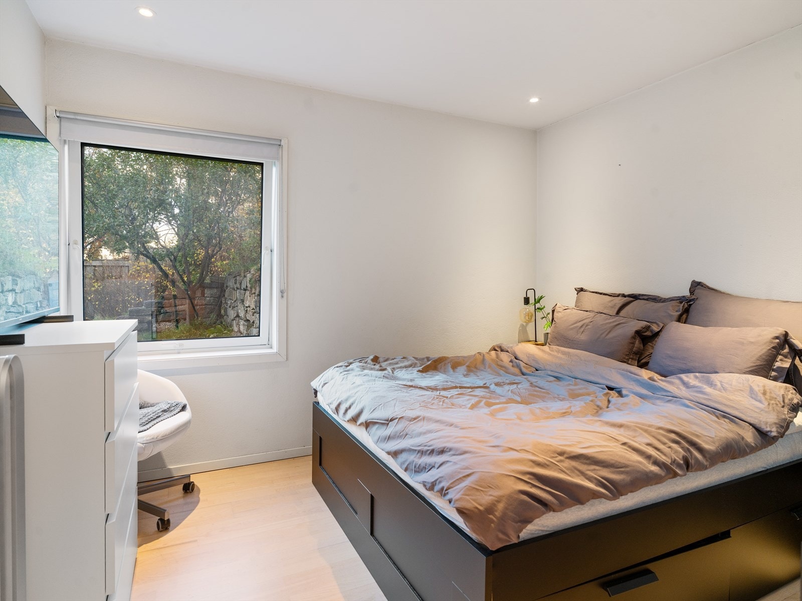 Soverom med plass for dobbeltseng og garderobeløsning. Galleribilde