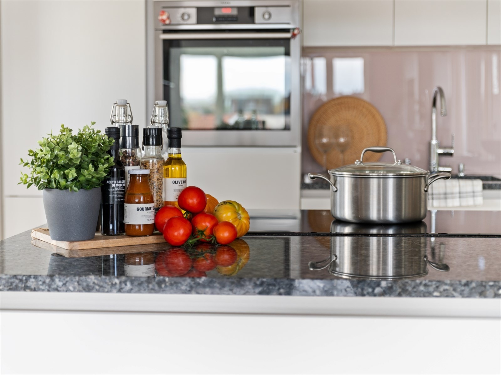 Minimalistisk innredning med glatte fronter og glassplate gir et moderne og stilrent uttrykk. Galleribilde