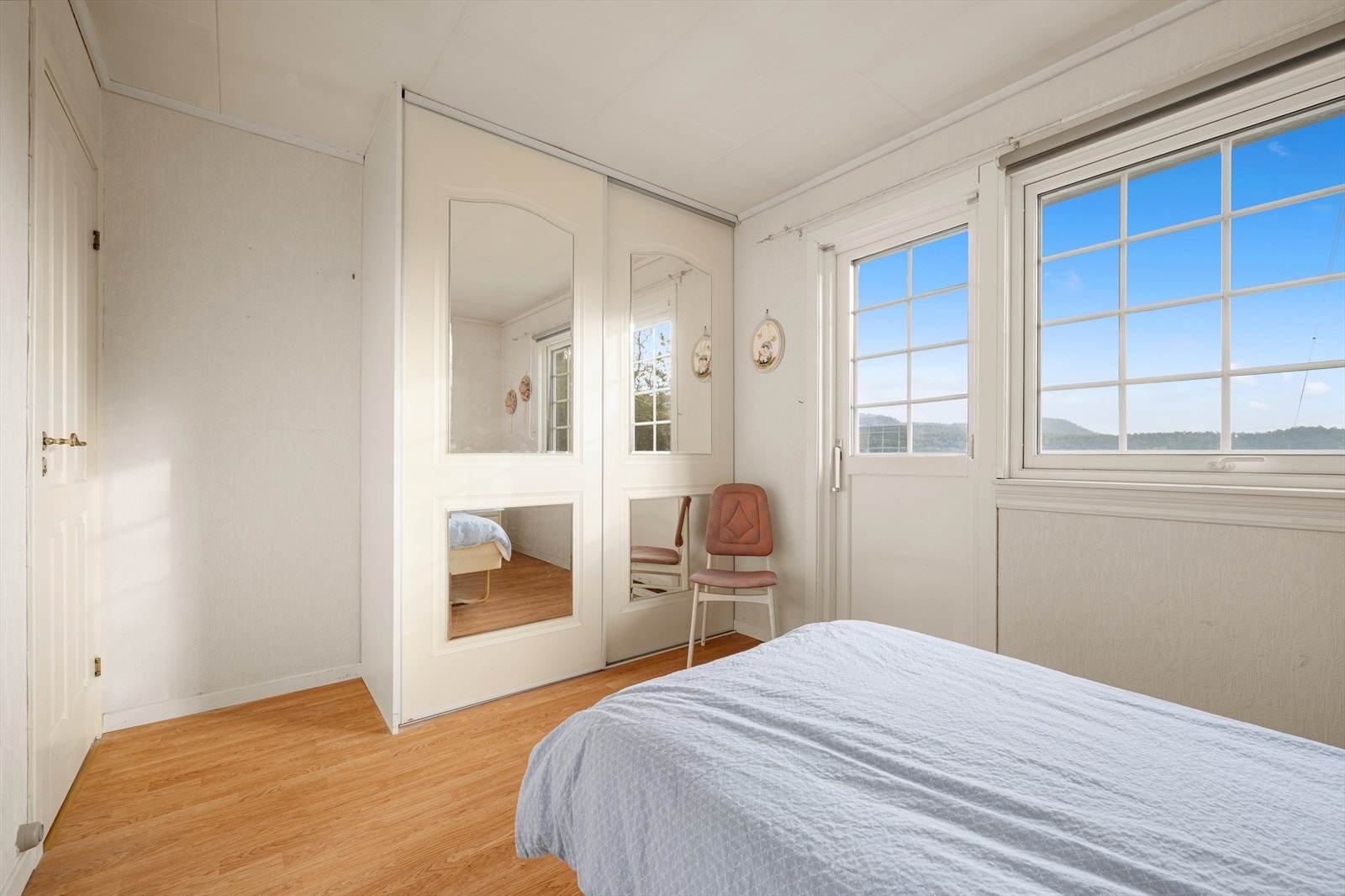 Rommet har god plass til dobbeltseng, og det er skyvedørsgarderobe i rommet, som medfølger. Galleribilde