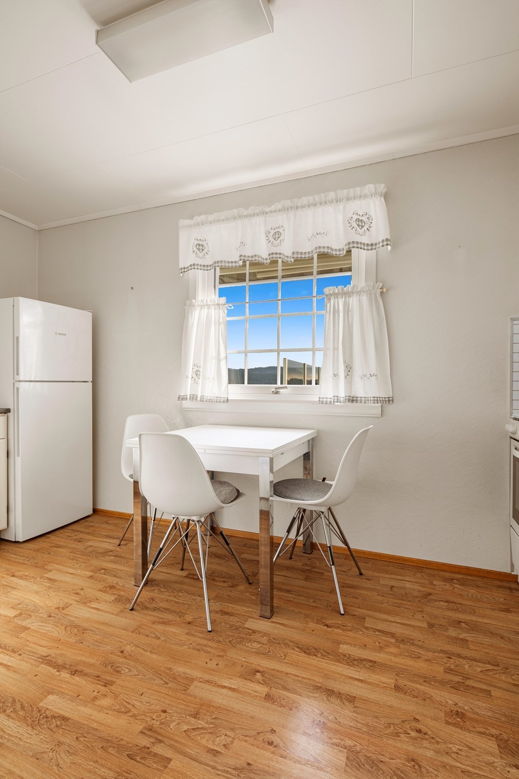 Velegnet plass til et frokostbord fra kjøkkenet, med flott utsikt til Hellefjorden. Galleribilde