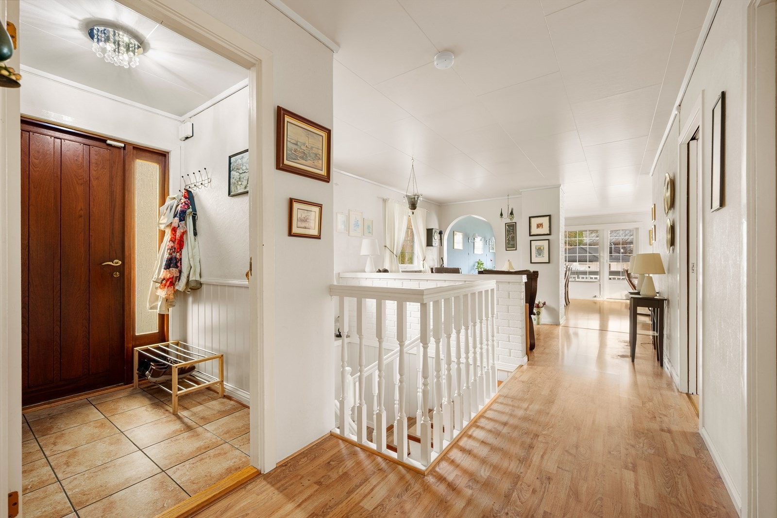 Fra vindfanget kommer man rett inn i gang som leder til både bad, soverom, kjøkken og stue Galleribilde