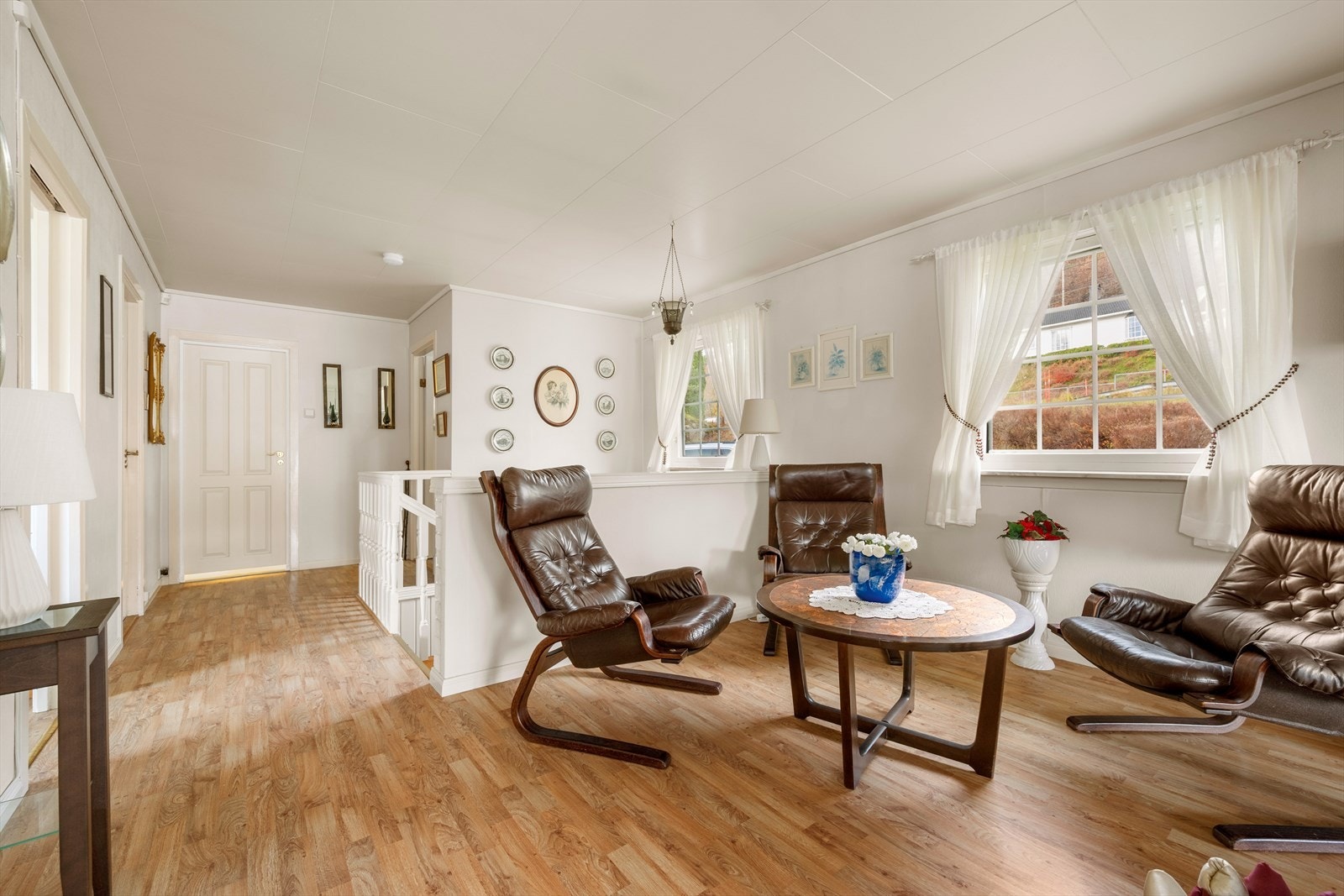 Stuen har en romslig og åpen utforming med gode lysforhold. Denne delen av stuen er opprinnelig et soverom, og kan enkelt settes tilbake til et soverom. Galleribilde