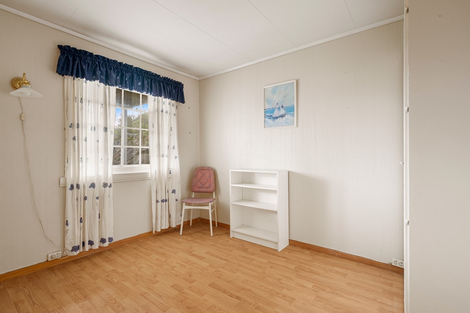 Soverommet i underetasjen. Det er plass til dobbeltseng, og det er garderobeskap i rommet, som medfølger. Det er varmekabler i gulvet. Galleribilde