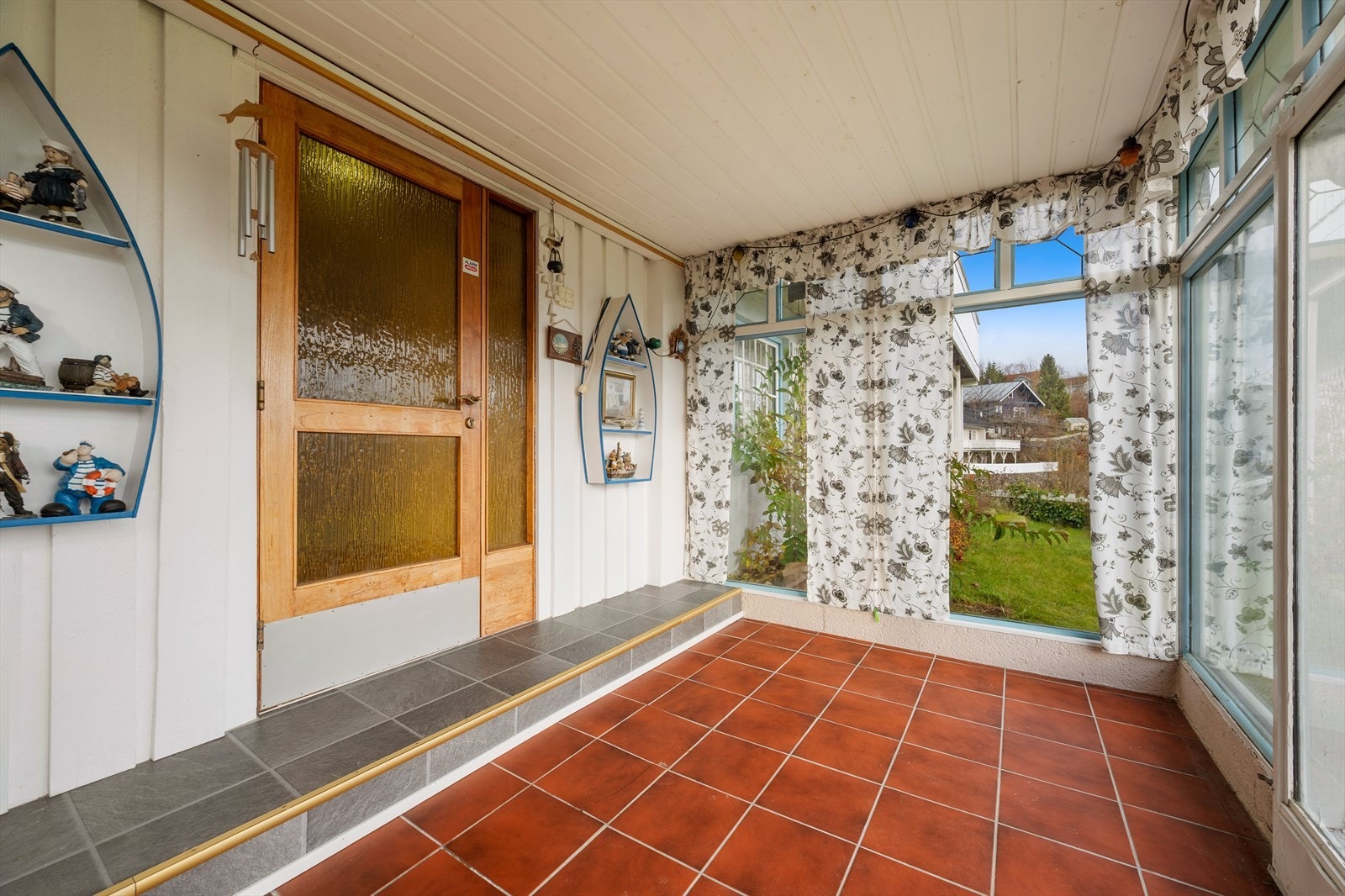 Egen inngang til underetasjen fra utearealet i front Galleribilde