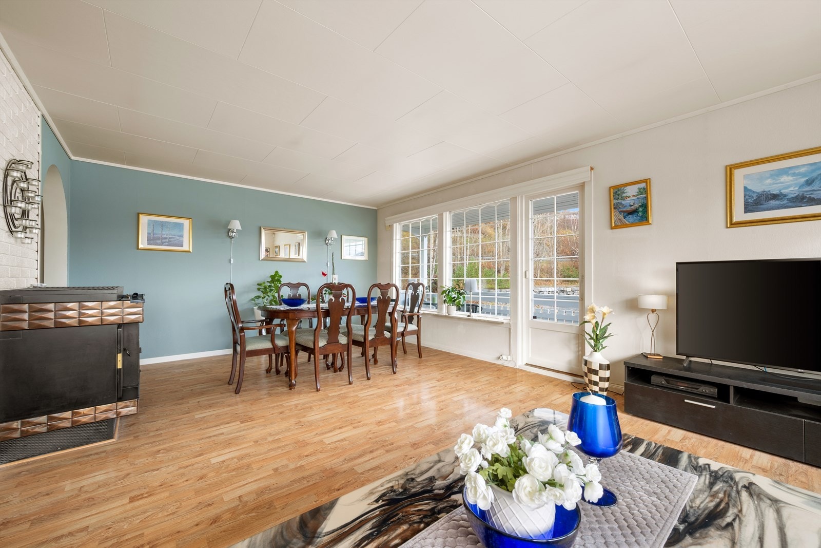 Fra stuen/spisestuen er det direkte utgang til verdandaen Galleribilde