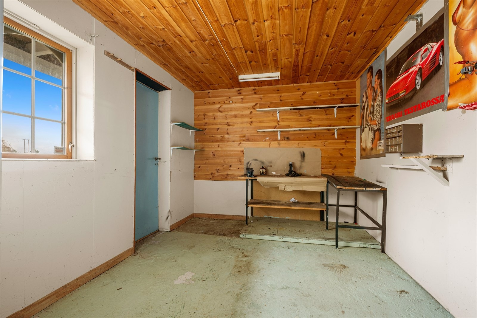 Eget verkested/hobbyrom. Dette rommet var opprinnelig tegnet inn som integrert garasje. Det er inngang til dette rommet både fra innsiden og fra utsiden. Galleribilde