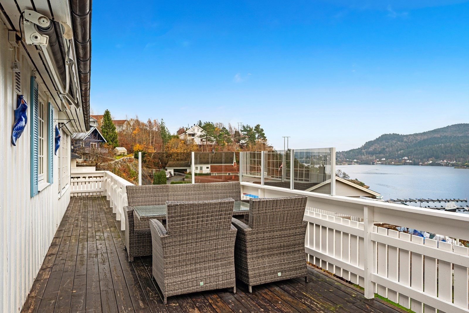 Det er elektrisk markise over vinduene mot stuen. Galleribilde