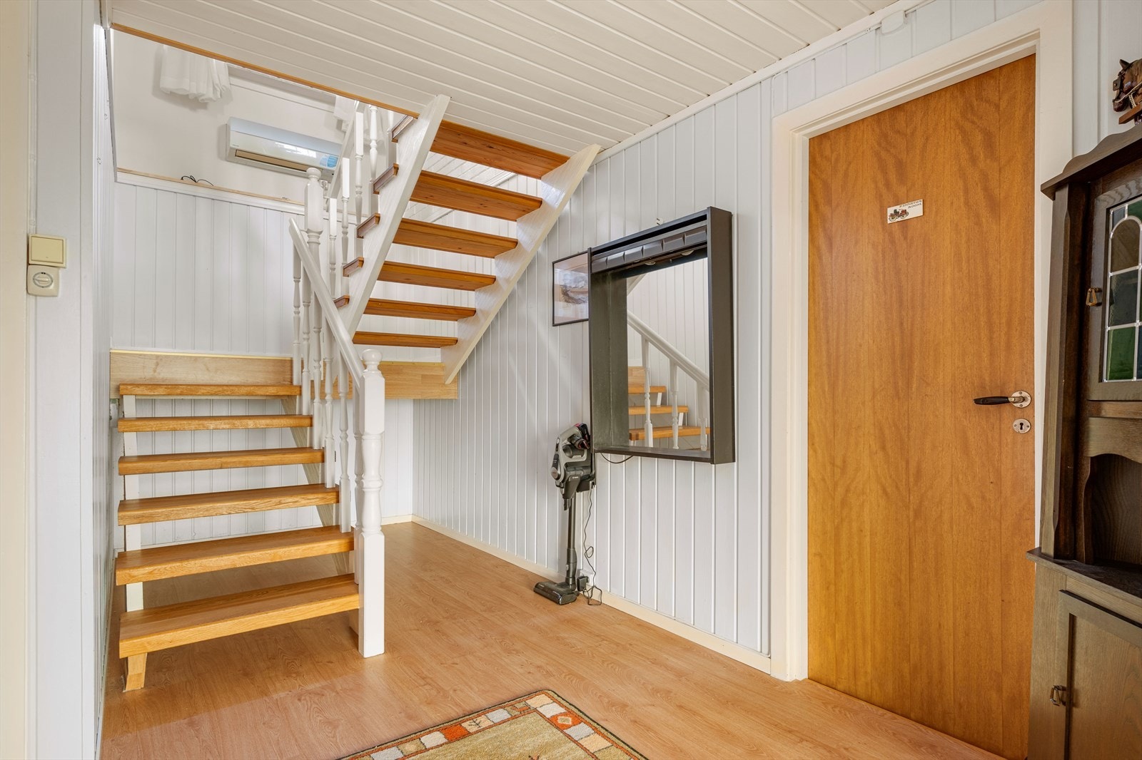 Hallen i underetasjen med adkomsten opp til 1. etasje Galleribilde