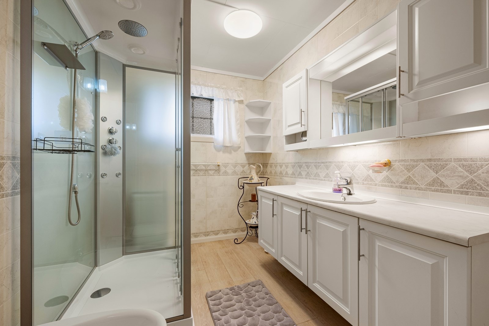 Badet i 1. etasje. Badet har flis på vegger og gulv. Galleribilde