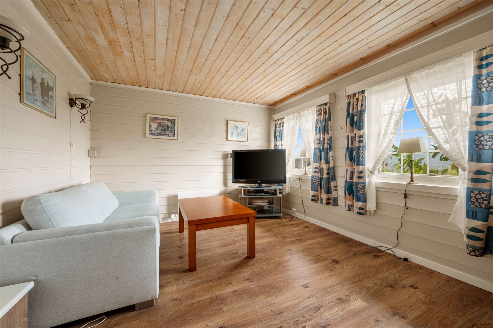 Romslig og fin kjellerstue. Rommet egner seg også godt som lekerom, tv-stue etc. Galleribilde