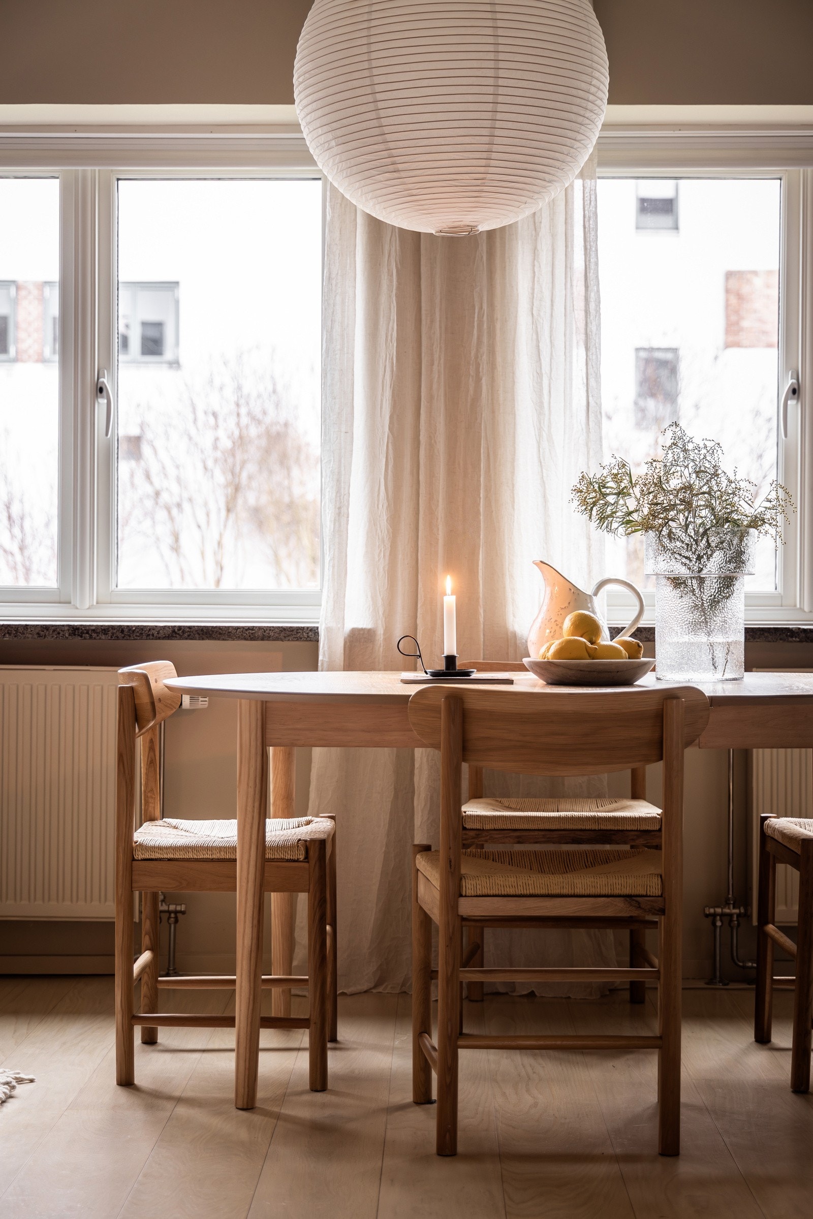 De store vindusflatene slipper inn rikelig med naturlig lys, og det er hyggelig og frodig utsyn over den pene bakgården. Galleribilde