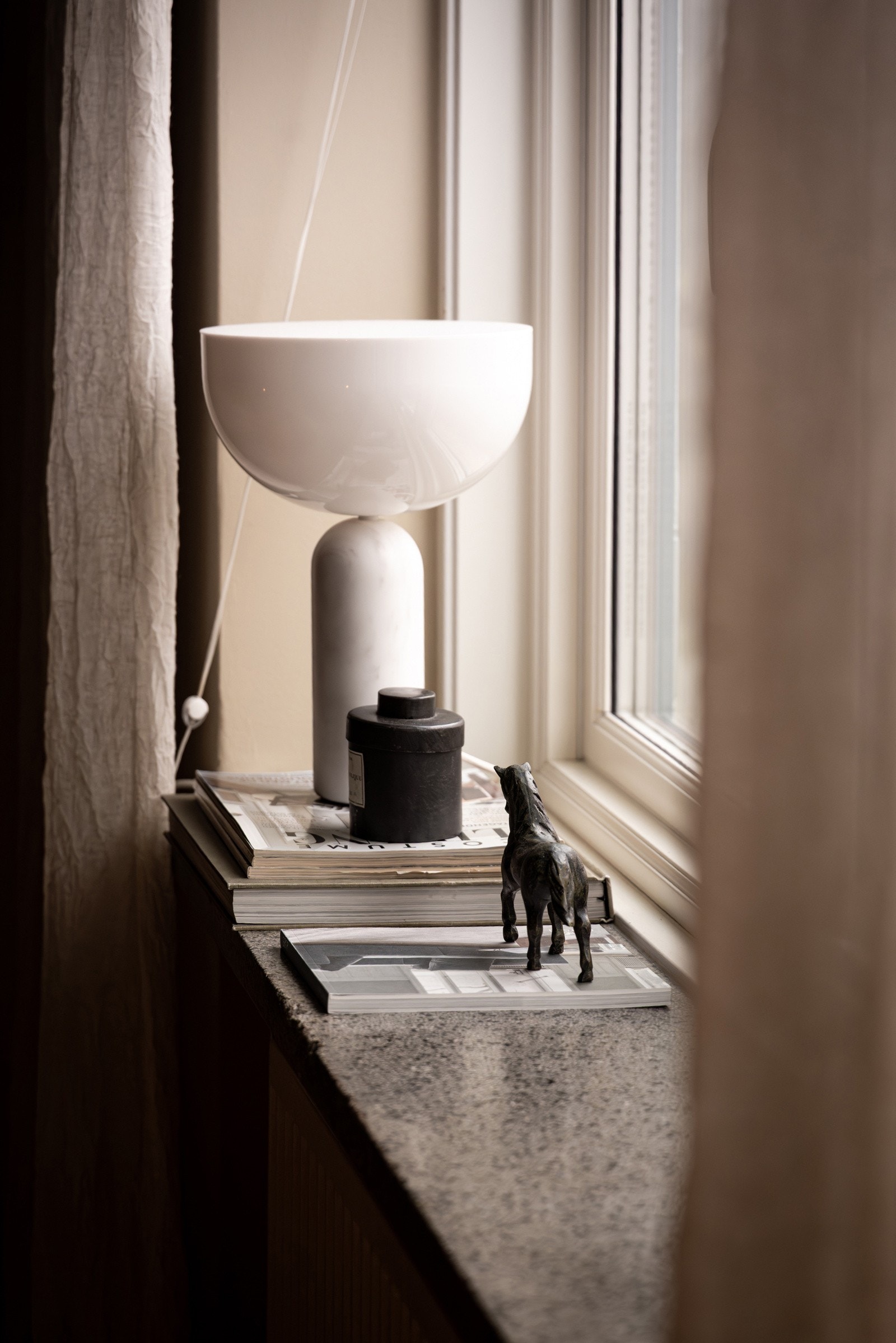 Alle vinduene i leiligheten har 3-lags isolerglass fra 2015, og det er brede fine vinduskarmer for planter og dekor. Galleribilde