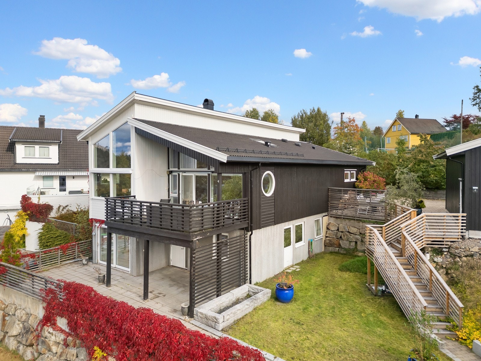 Eiendommen ligger fint til med flott utsikt og fine utearealer Galleribilde