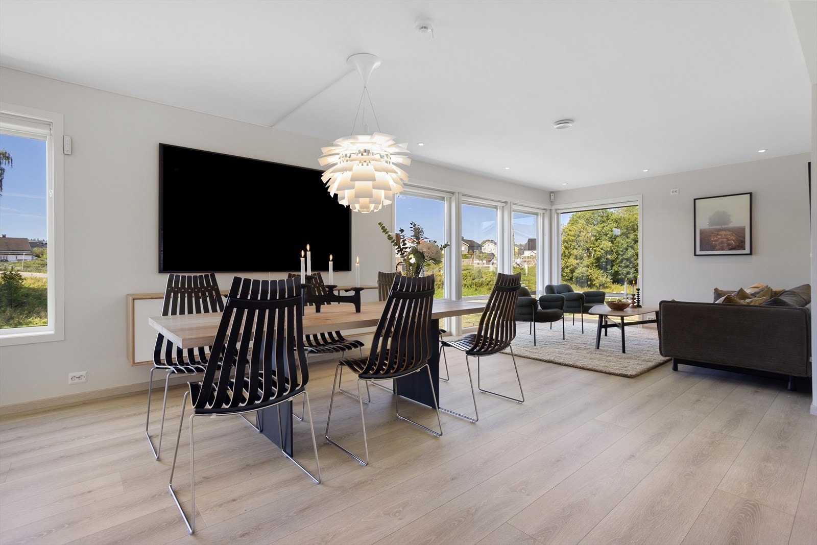 Spisestuen er plassert i åpne løsning mellom stue og kjøkken Galleribilde